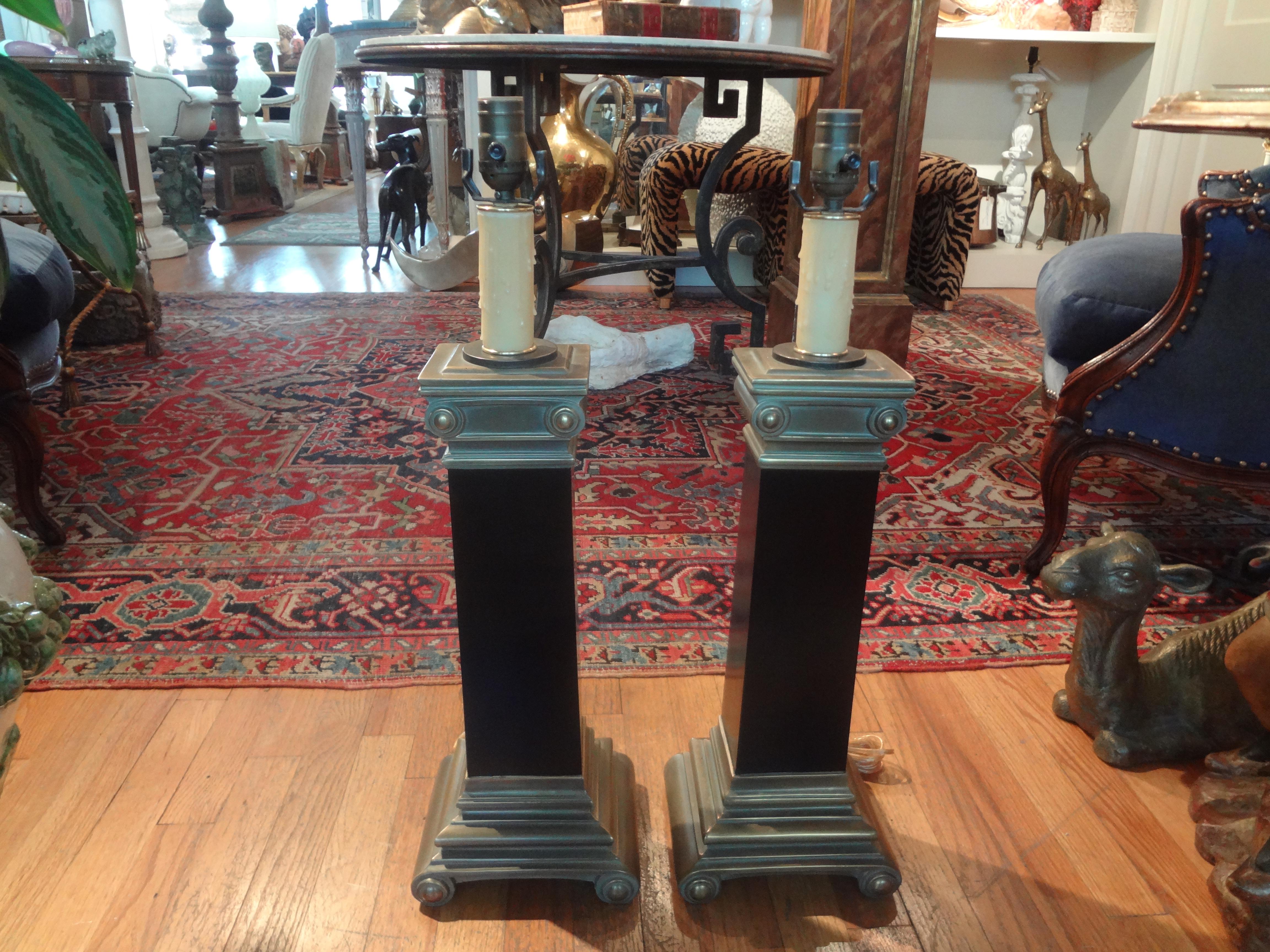 Laiton Paire de lampes à colonne corinthiennes de style néoclassique en laiton en vente