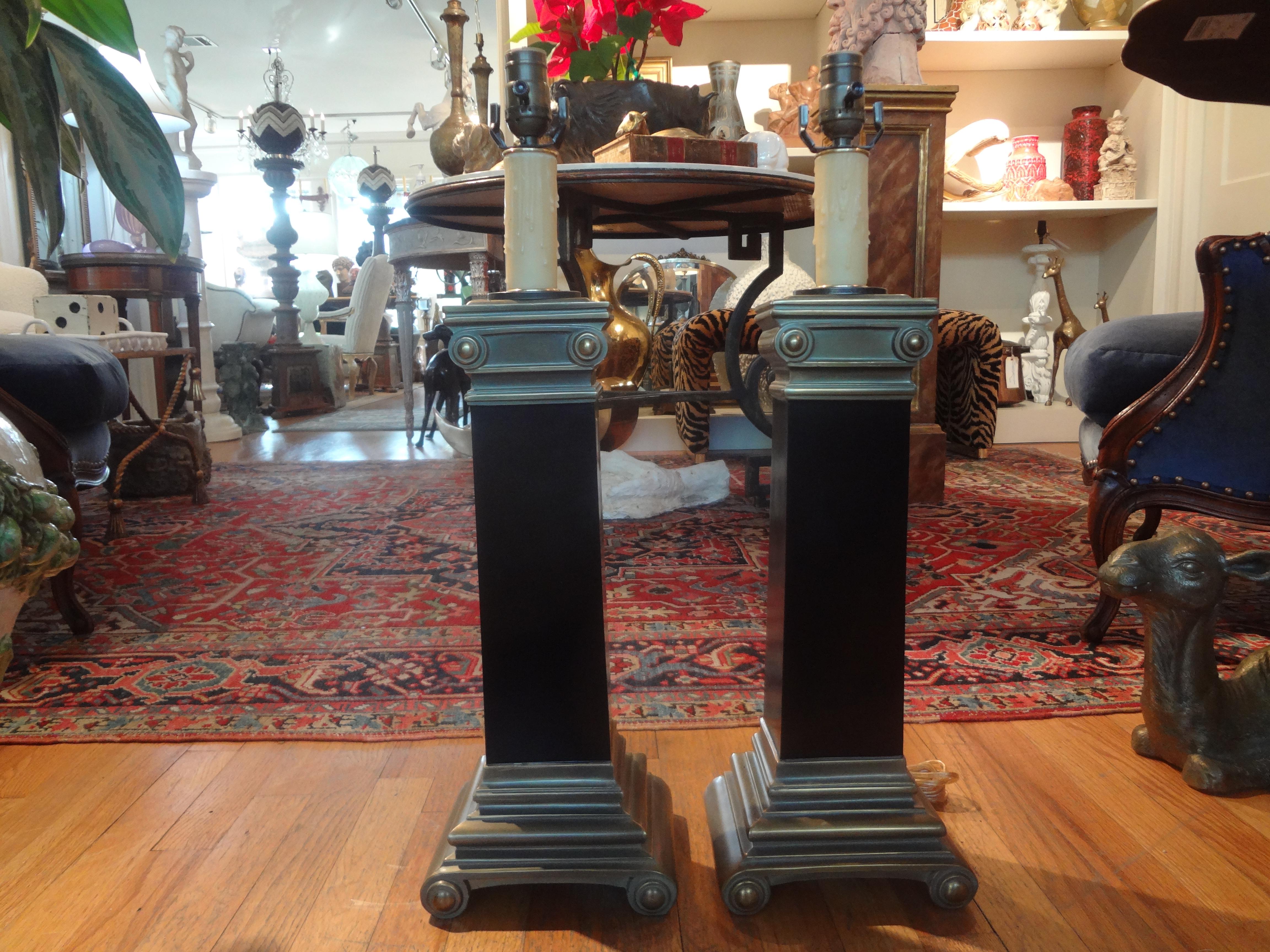 Paire de lampes à colonne corinthiennes de style néoclassique en laiton en vente 1