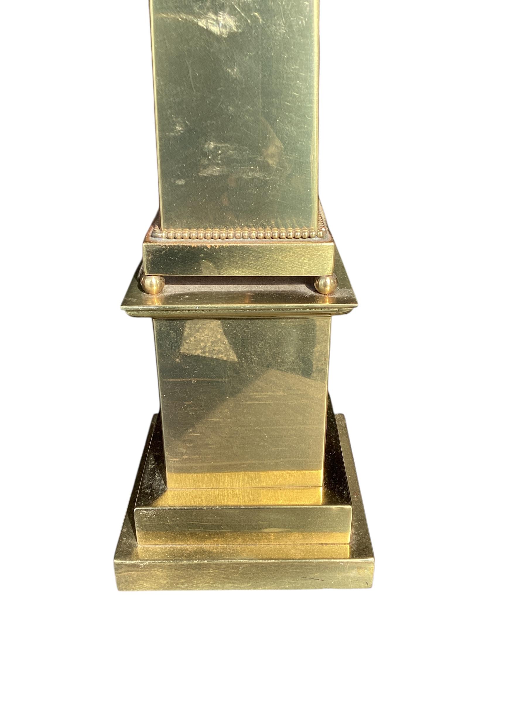 Pareja de lámparas de mesa obelisco de latón de Warren Kessler Moderno de mediados de siglo en venta