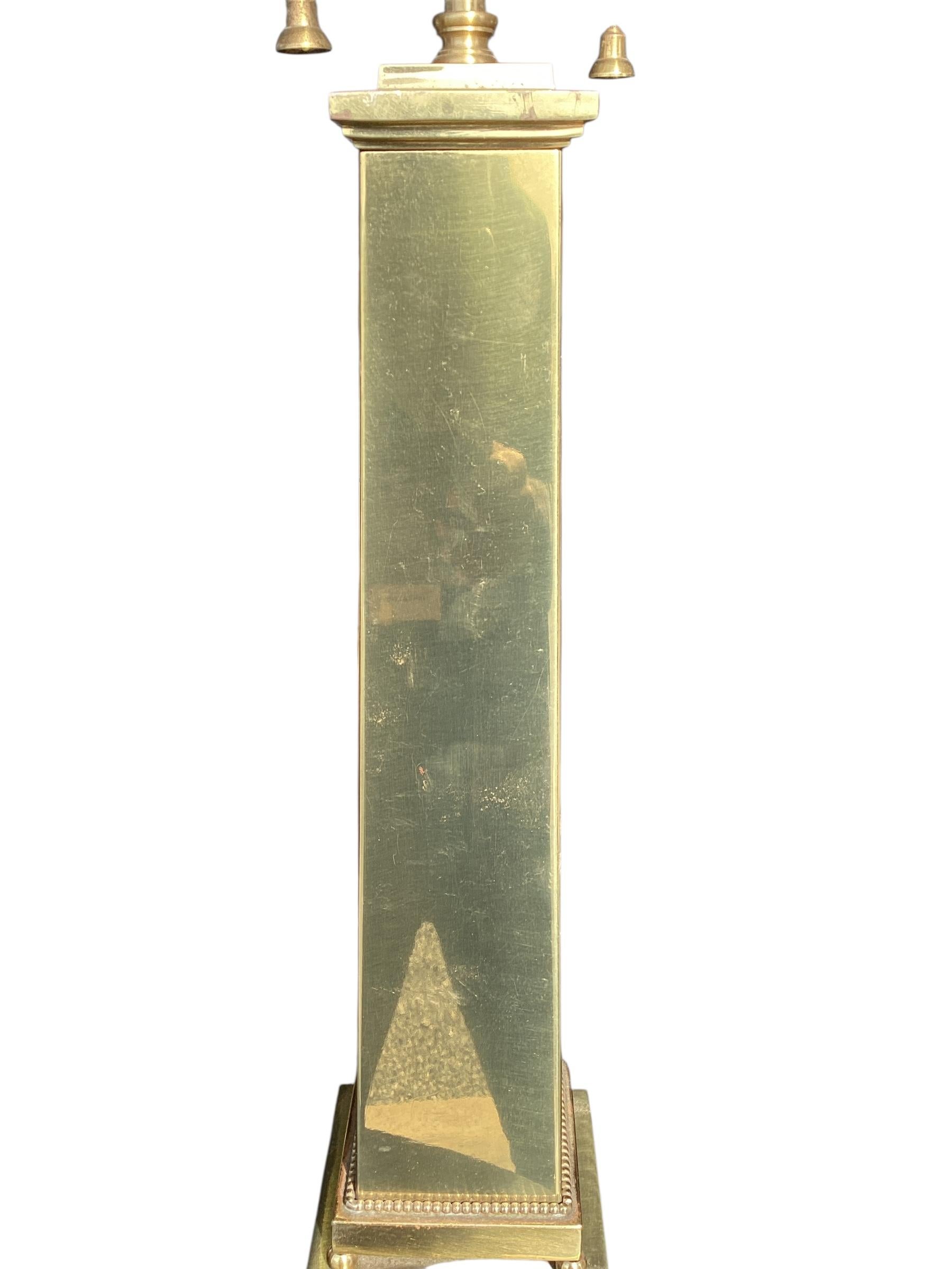 Pareja de lámparas de mesa obelisco de latón de Warren Kessler Estadounidense en venta