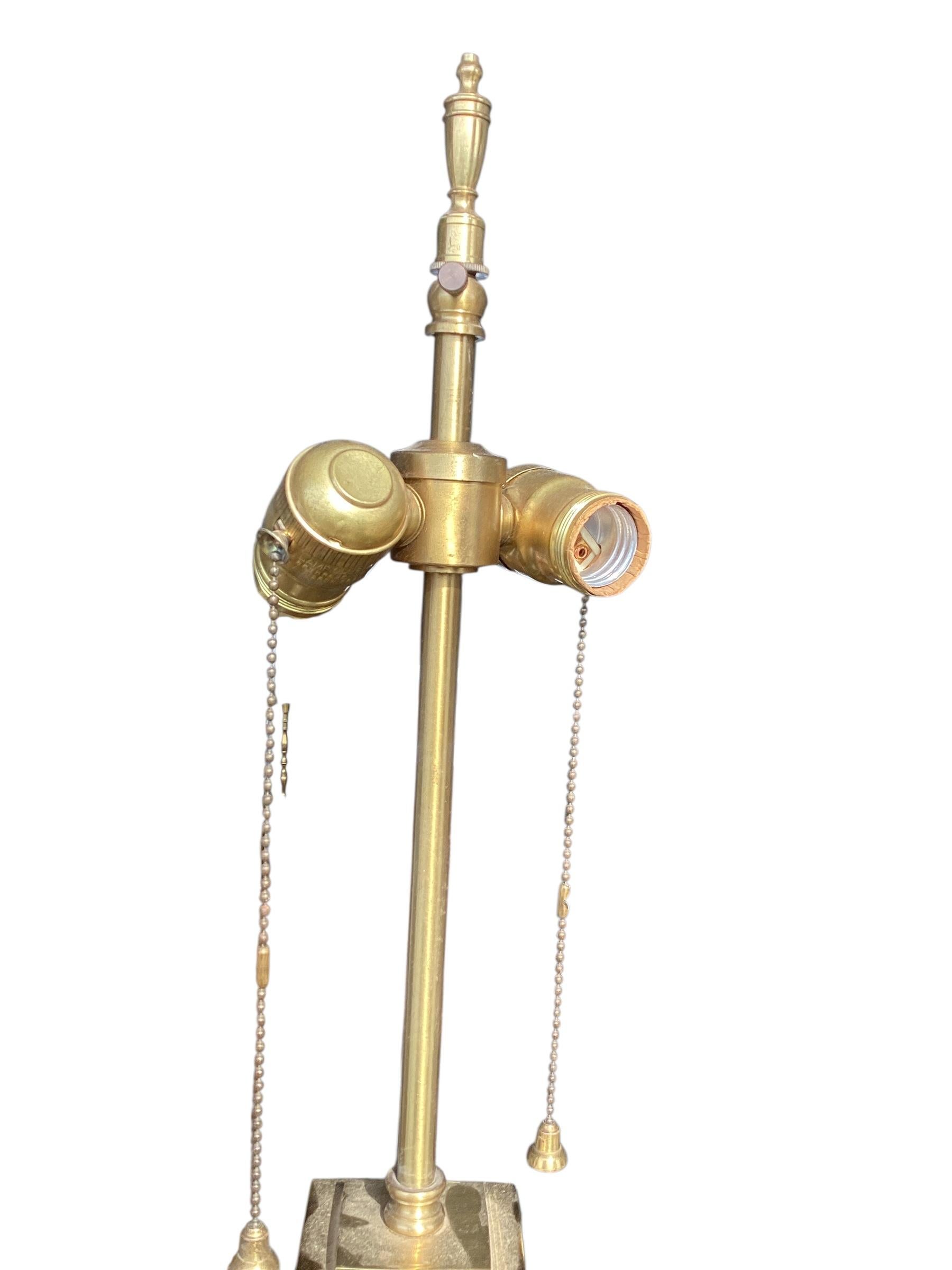 Pareja de lámparas de mesa obelisco de latón de Warren Kessler en Bueno estado para la venta en Chapel Hill, NC