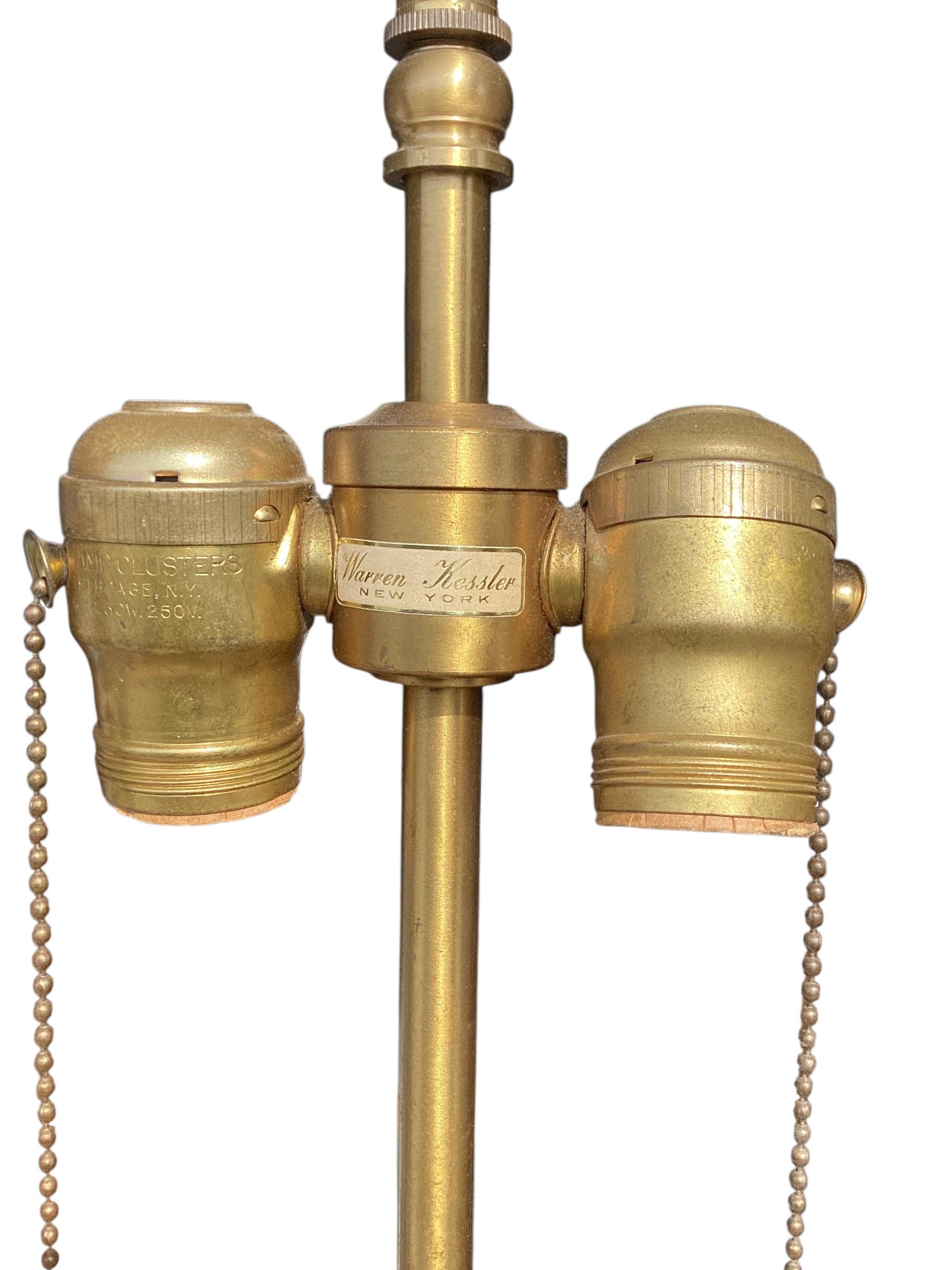 Pareja de lámparas de mesa obelisco de latón de Warren Kessler mediados del siglo XX en venta