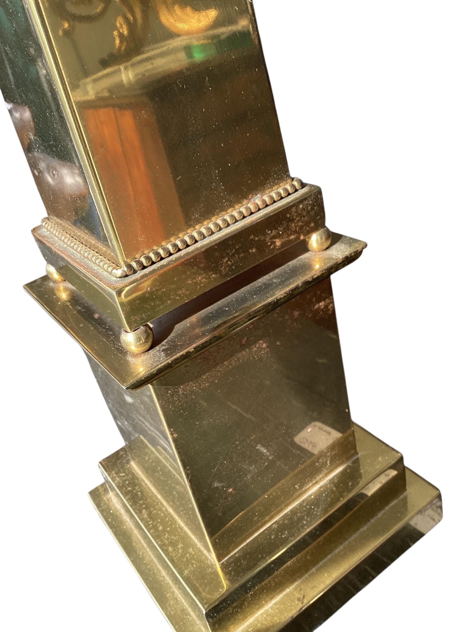 Pareja de lámparas de mesa obelisco de latón de Warren Kessler Latón en venta