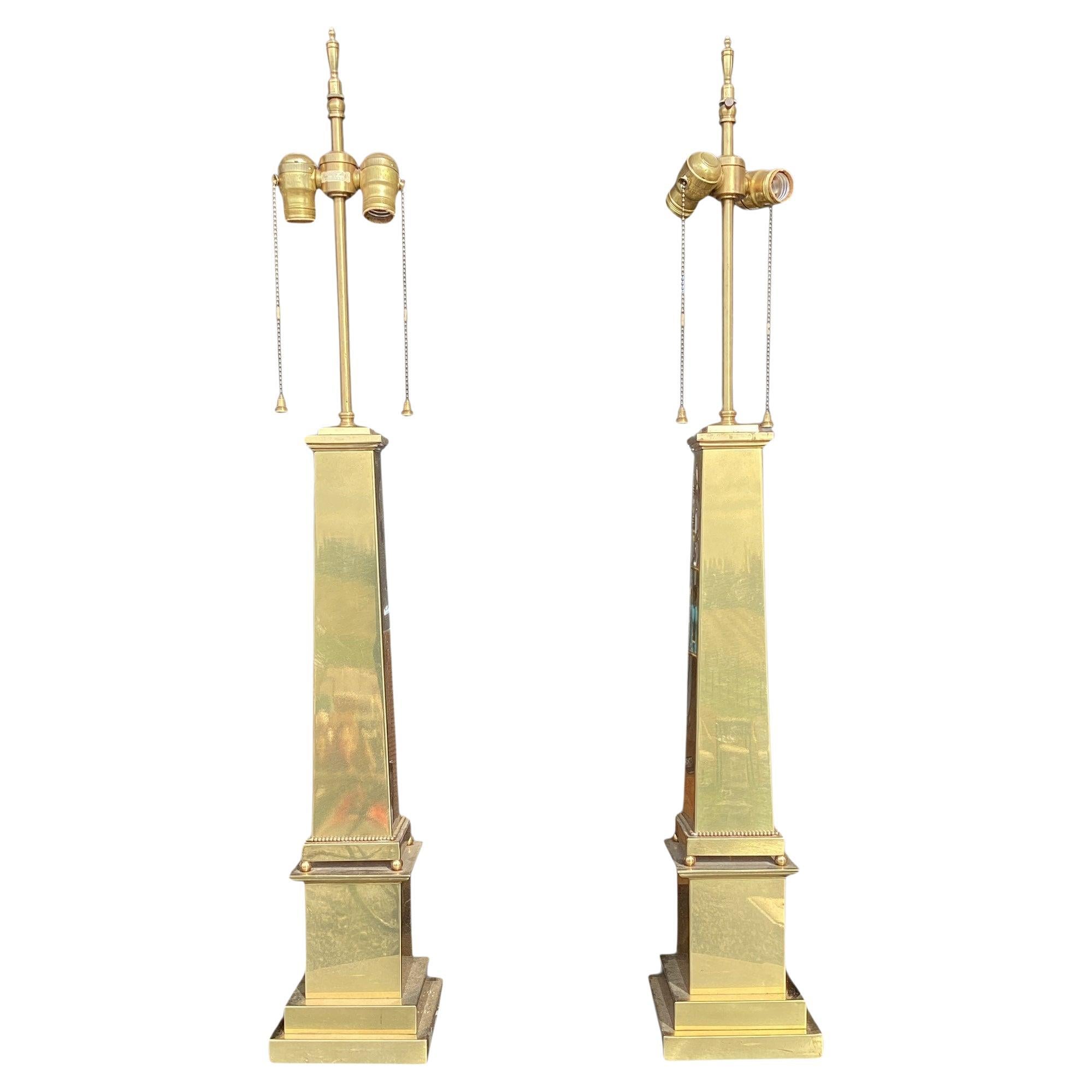 Coppia di lampade da tavolo a obelisco in ottone di Warren Kessler
