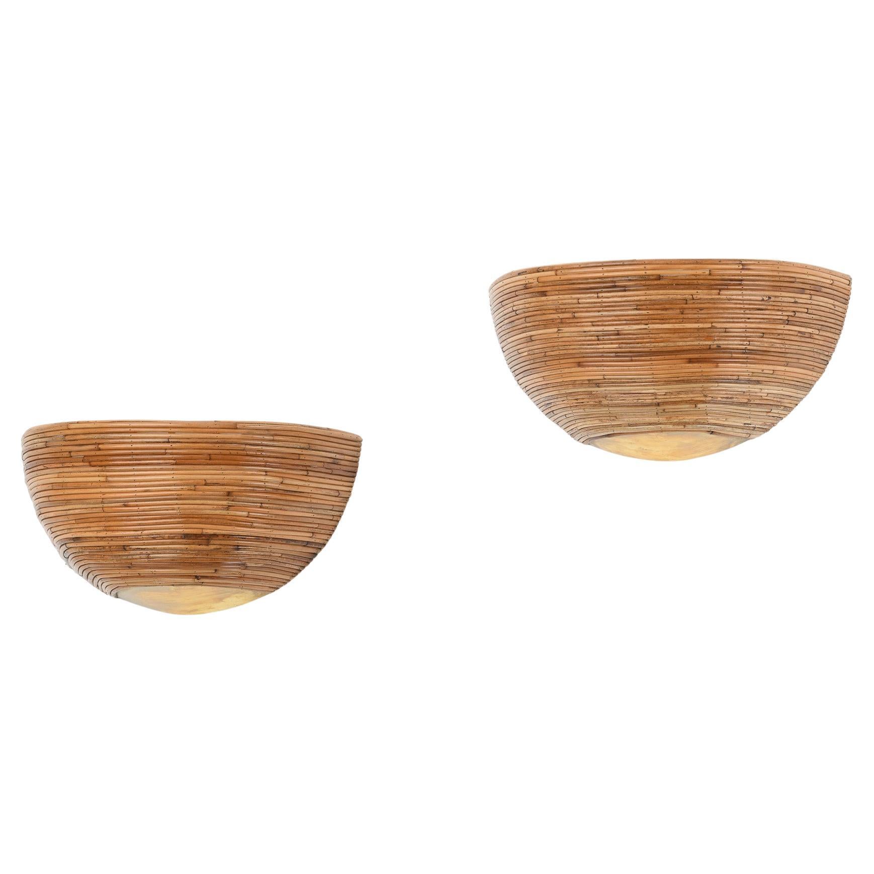Coppia di lampade da parete a mezza cupola in ottone e rattan organico