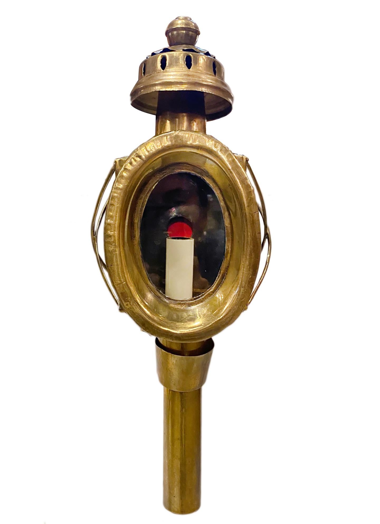 A pair of circa 1920s French brass outdoor wall lanterns.

Measurements:
Height 16