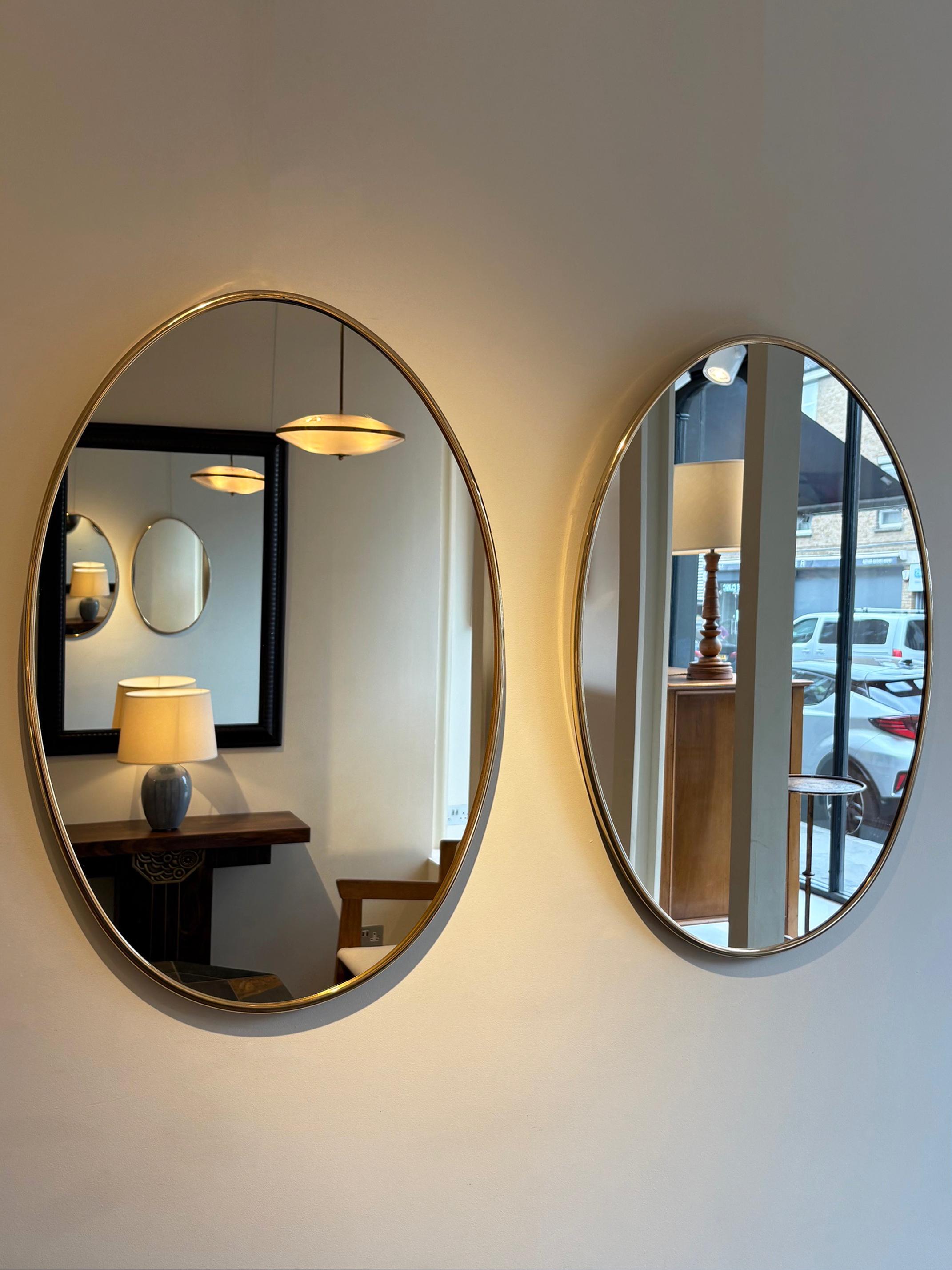 italien Paire de miroirs ovales en laiton en vente