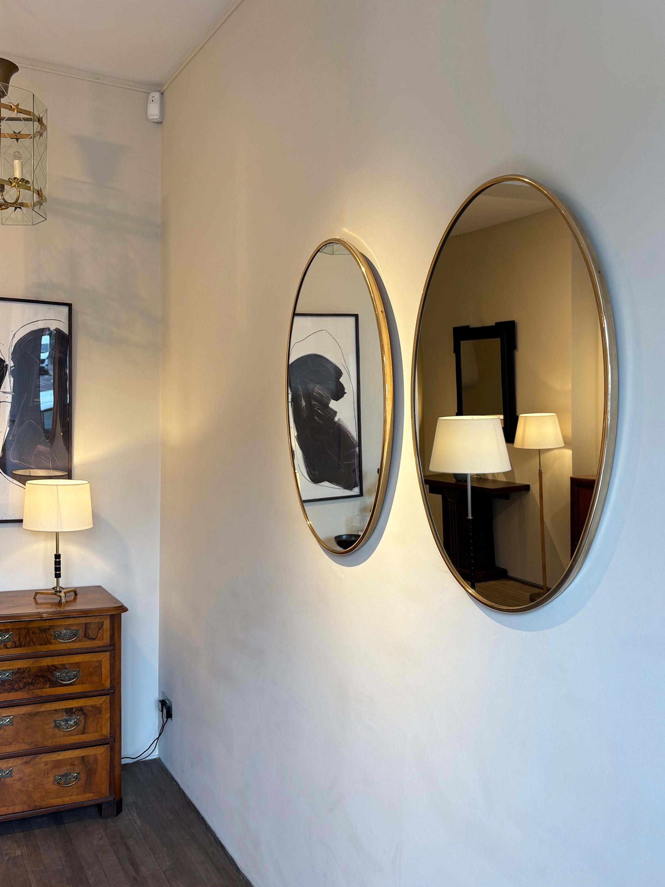 Paire de miroirs ovales en laiton Bon état - En vente à London, GB
