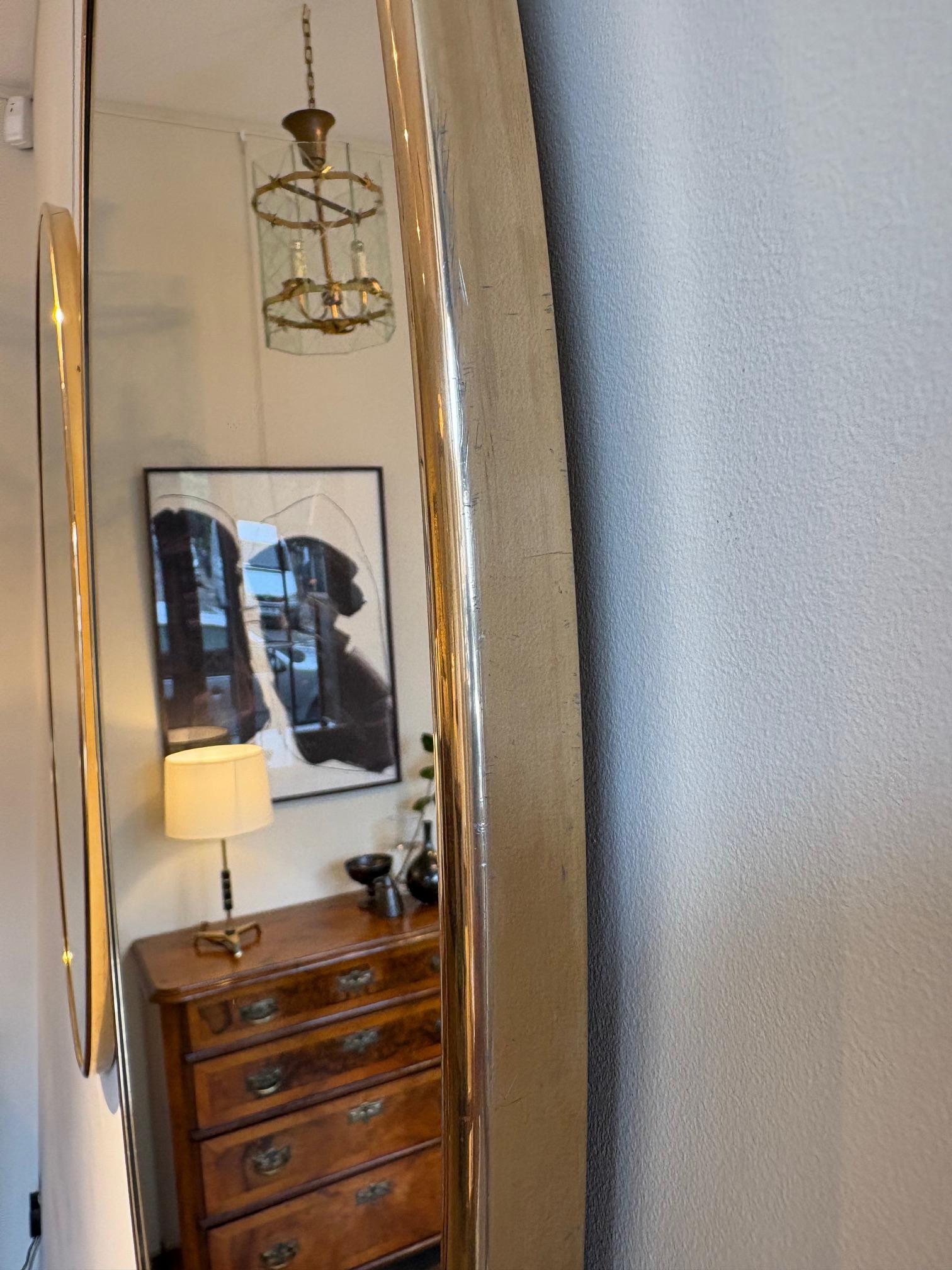 Laiton Paire de miroirs ovales en laiton en vente