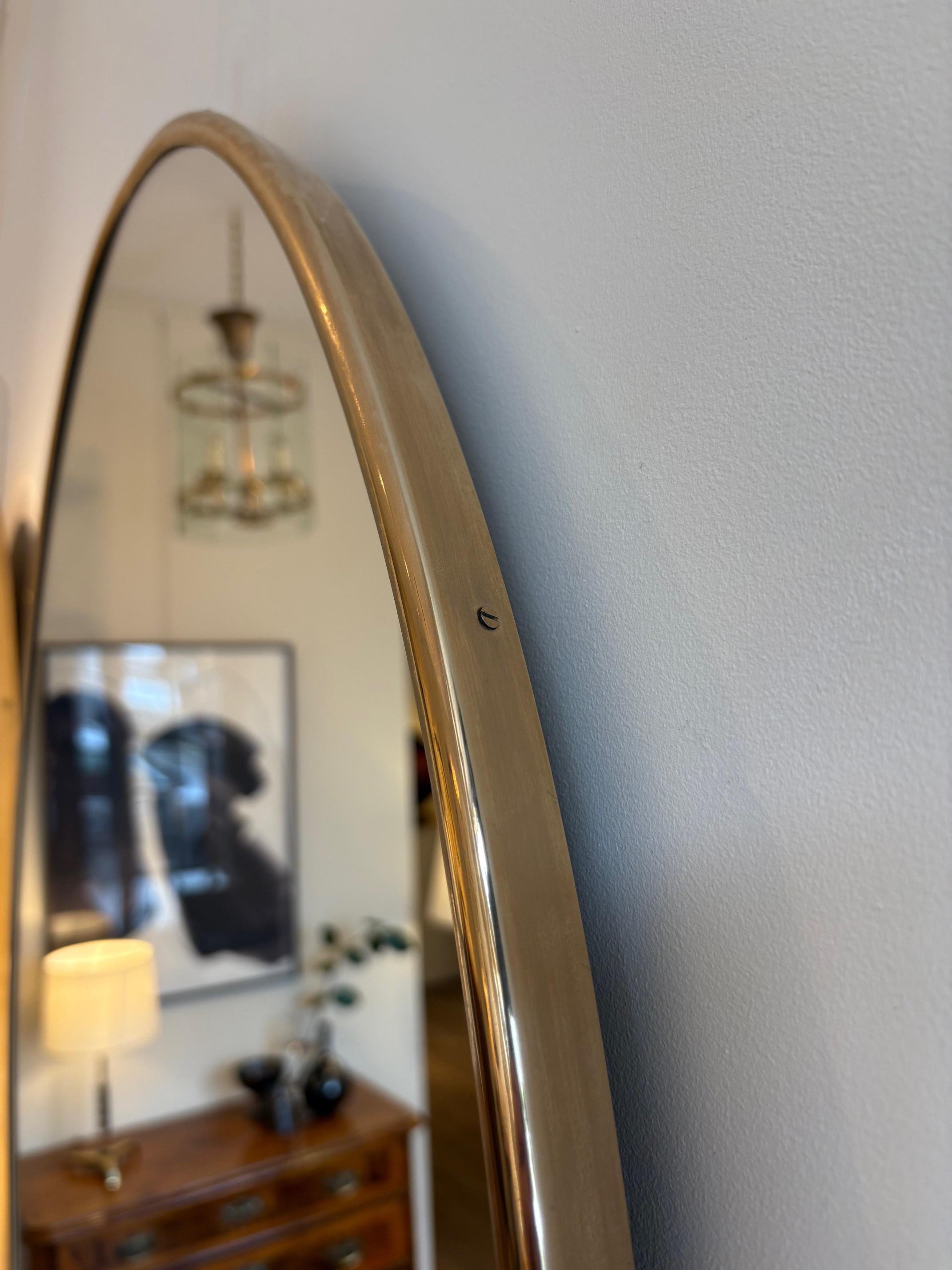 Paire de miroirs ovales en laiton en vente 1