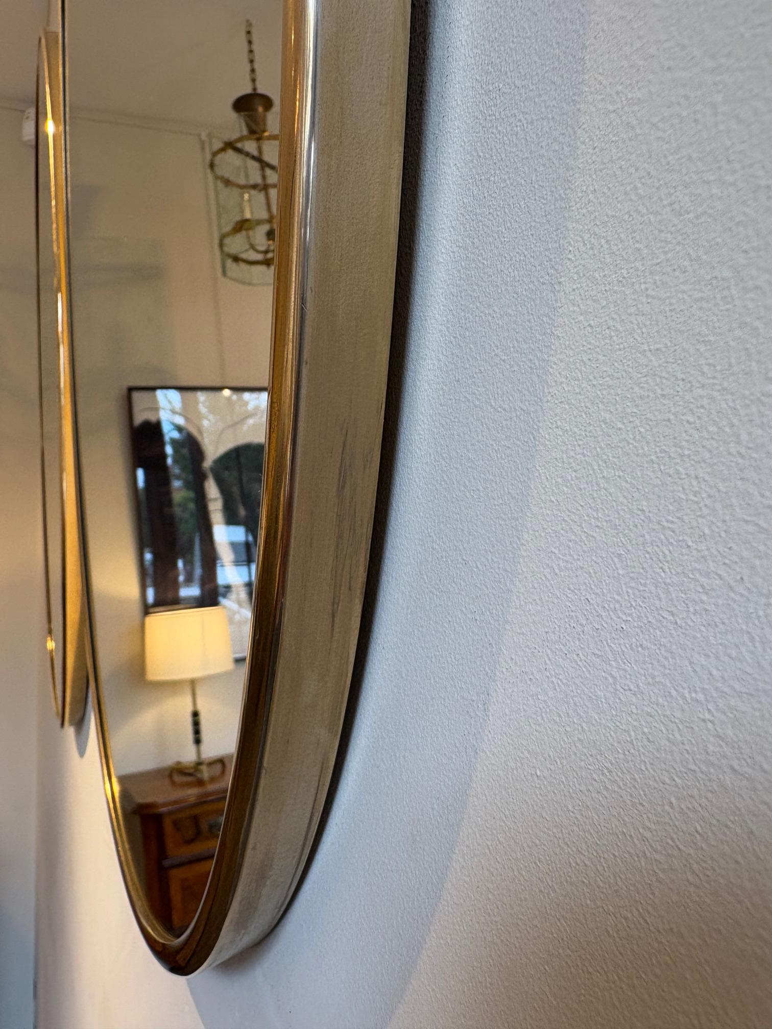 Paire de miroirs ovales en laiton en vente 2