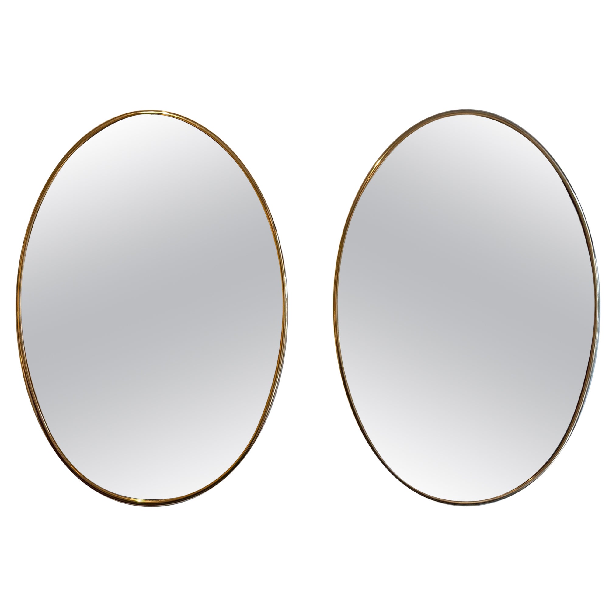 Paire de miroirs ovales en laiton en vente