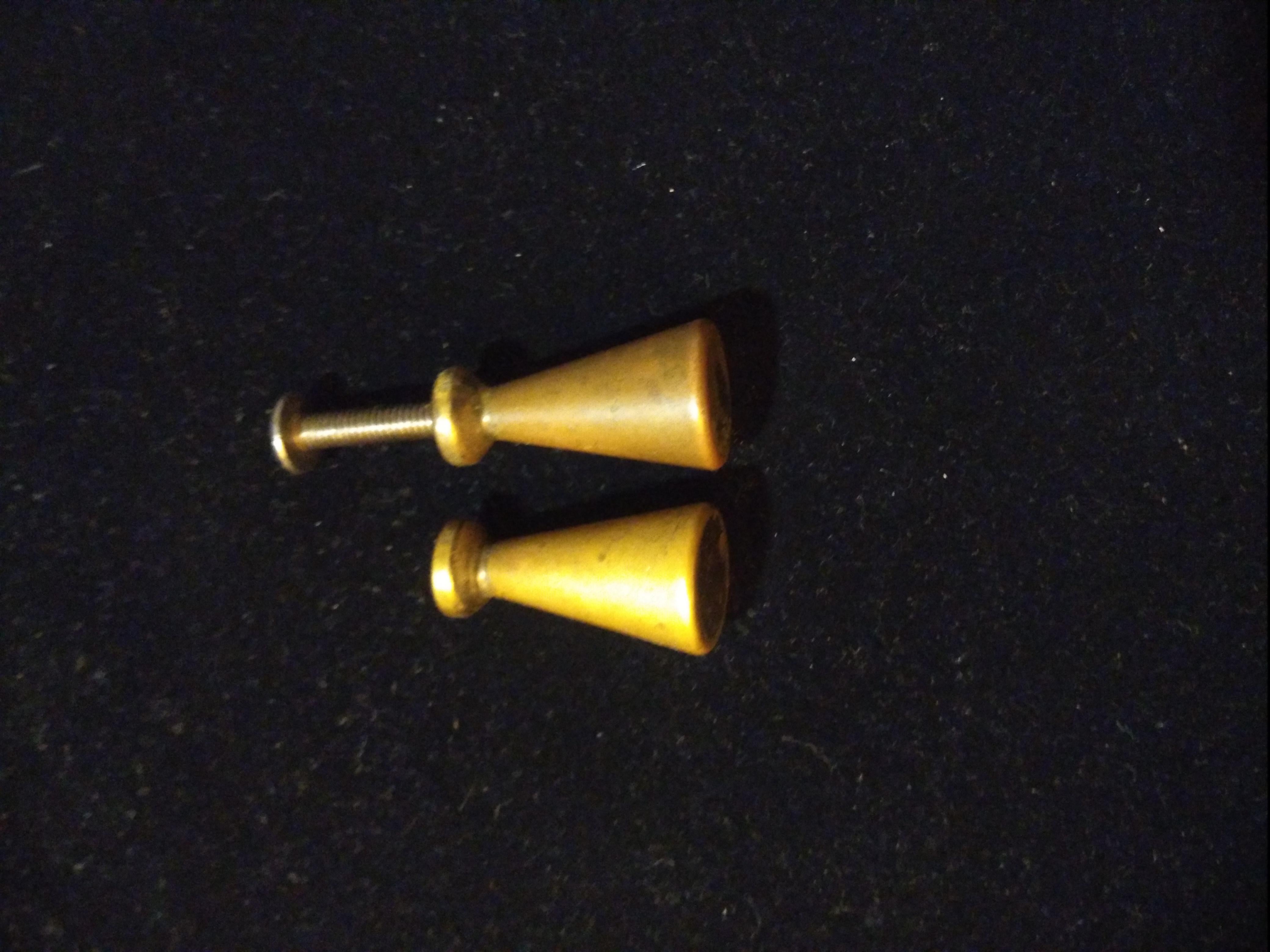 Si tratta di una coppia di tiretti per mobili Paul McCobb.
Sono realizzati in ottone massiccio.