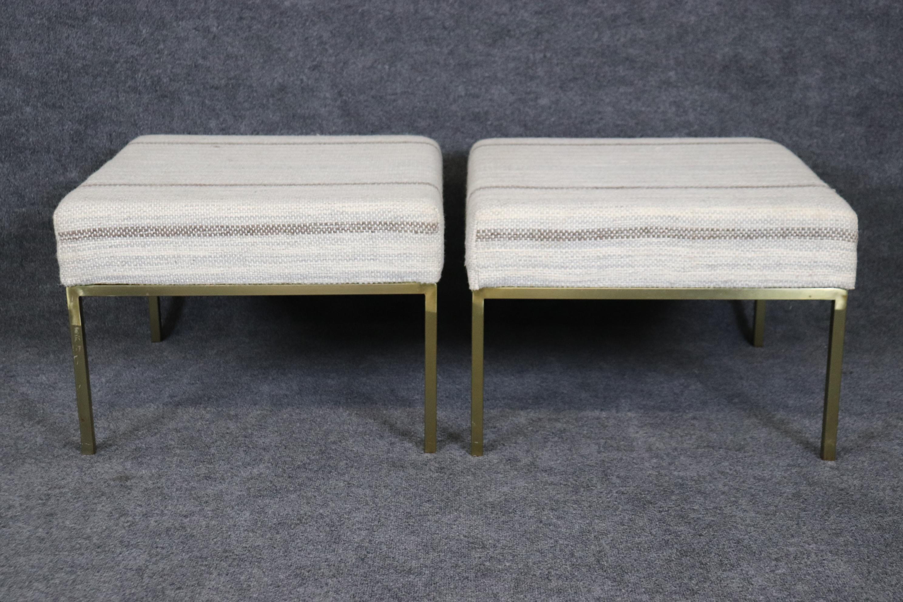 Mid-Century Modern Paire de poufs carrés en laiton style Planner Group en vente