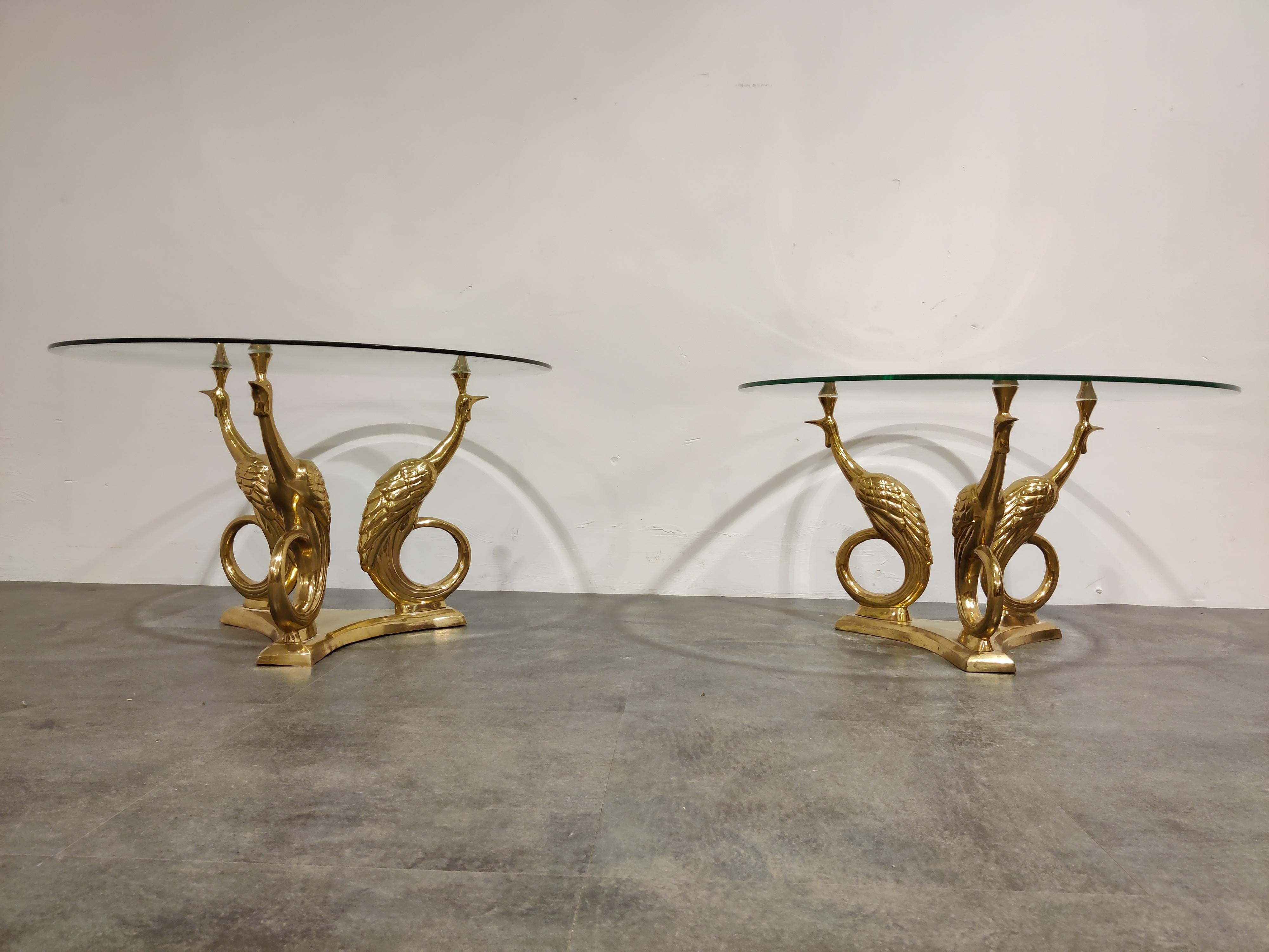 Sculptural brass peacock coffee or side tables with a clear round glass top.

Great eye catching coffee table.

1970s - Belgium

Good overall condition.

Dimensions:
Height: 50cm/19.68