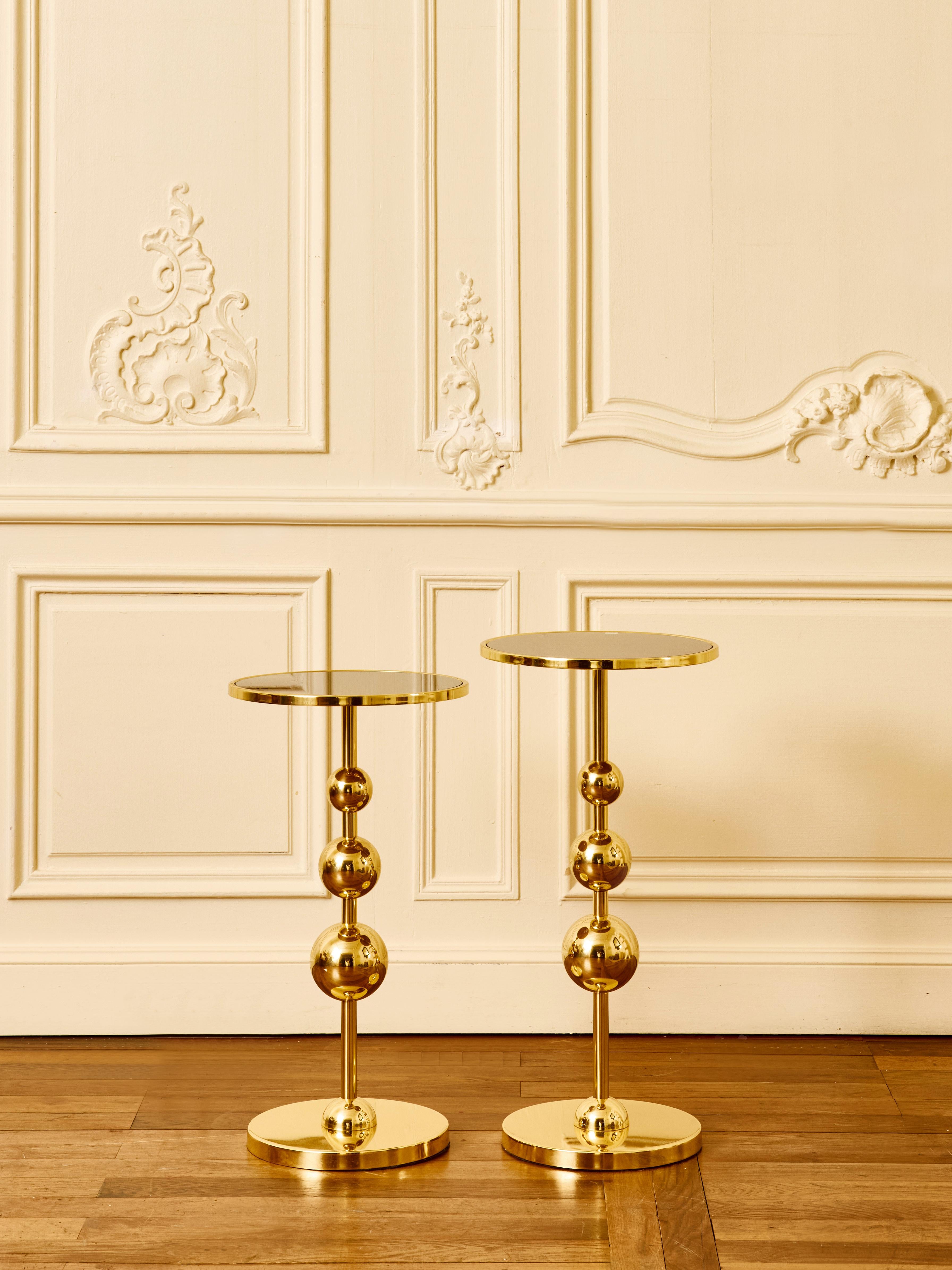 Coppia di piedistalli in ottone e piani in specchio annerito dello Studio A. Glustin.
2 altezze diverse: 

Dimensioni: 
Diam 30 x H 58 cm
Diam 30 x H. 63 cm