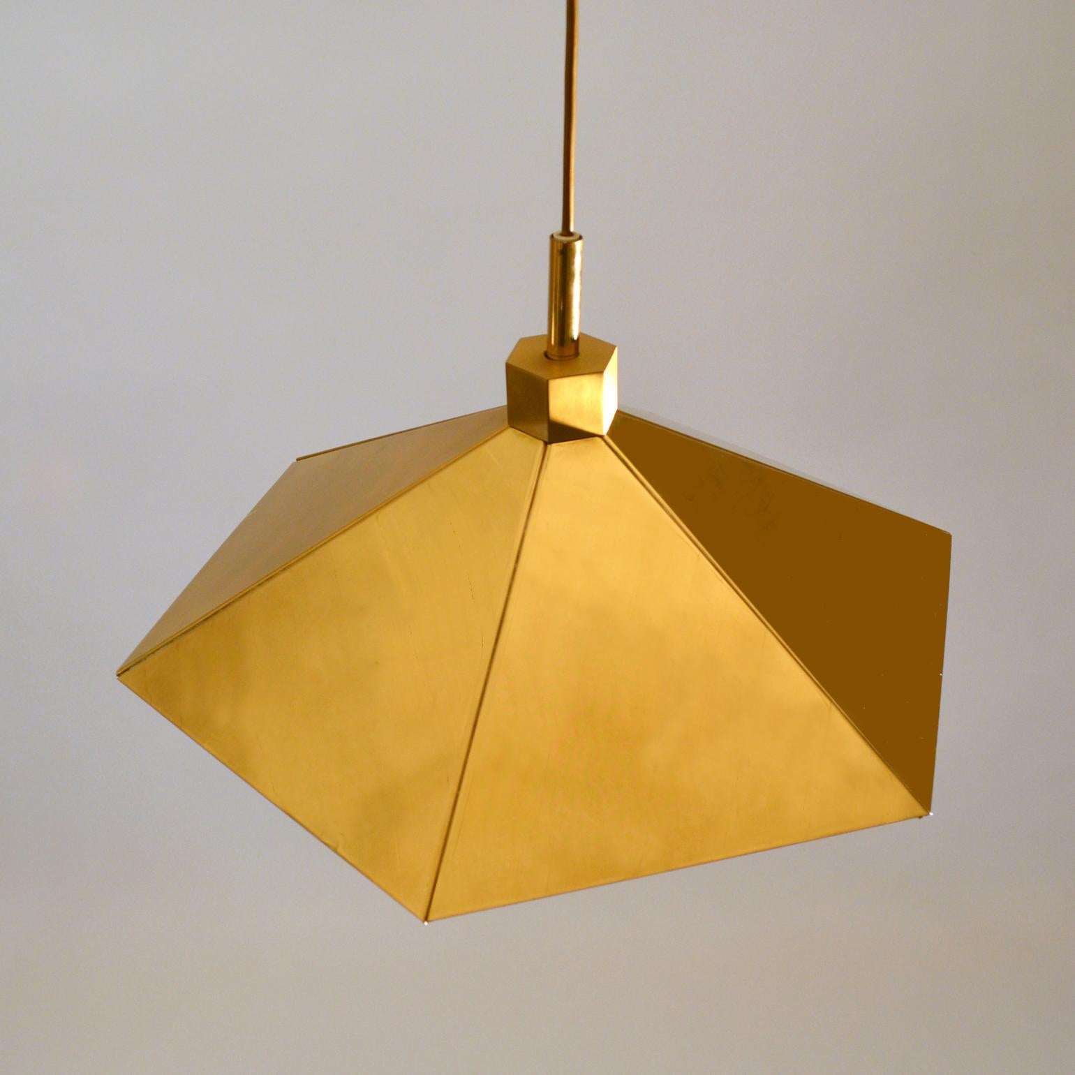 Angular brass pendant lamps pair in umbrella shape sheets of polished brass, 1970s Belgium. Inside they are enamelled to reflect the light. Perfect to use over a dining table or kitchen isle.
Mid-Century Modern lamps are ready to go.
Diameter each