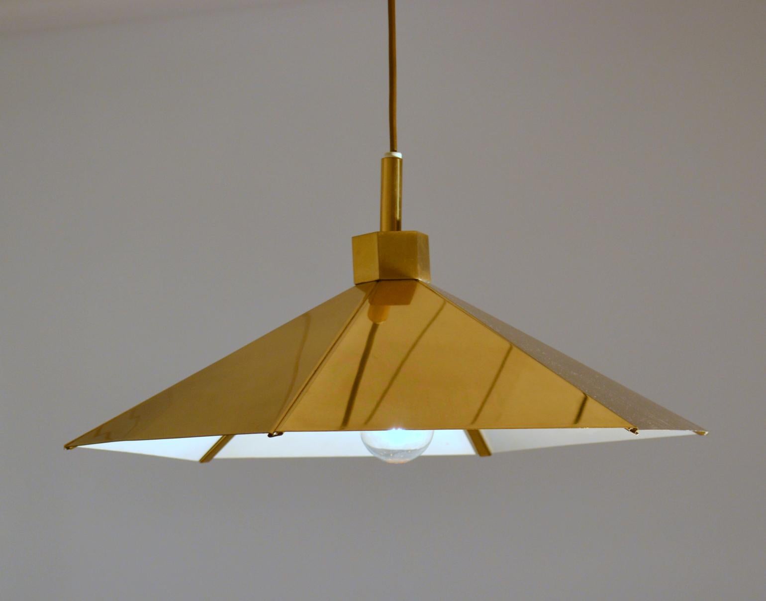 Ottone Coppia di lampade a sospensione in ottone a forma di ombrello, Belgio, anni '70 in vendita