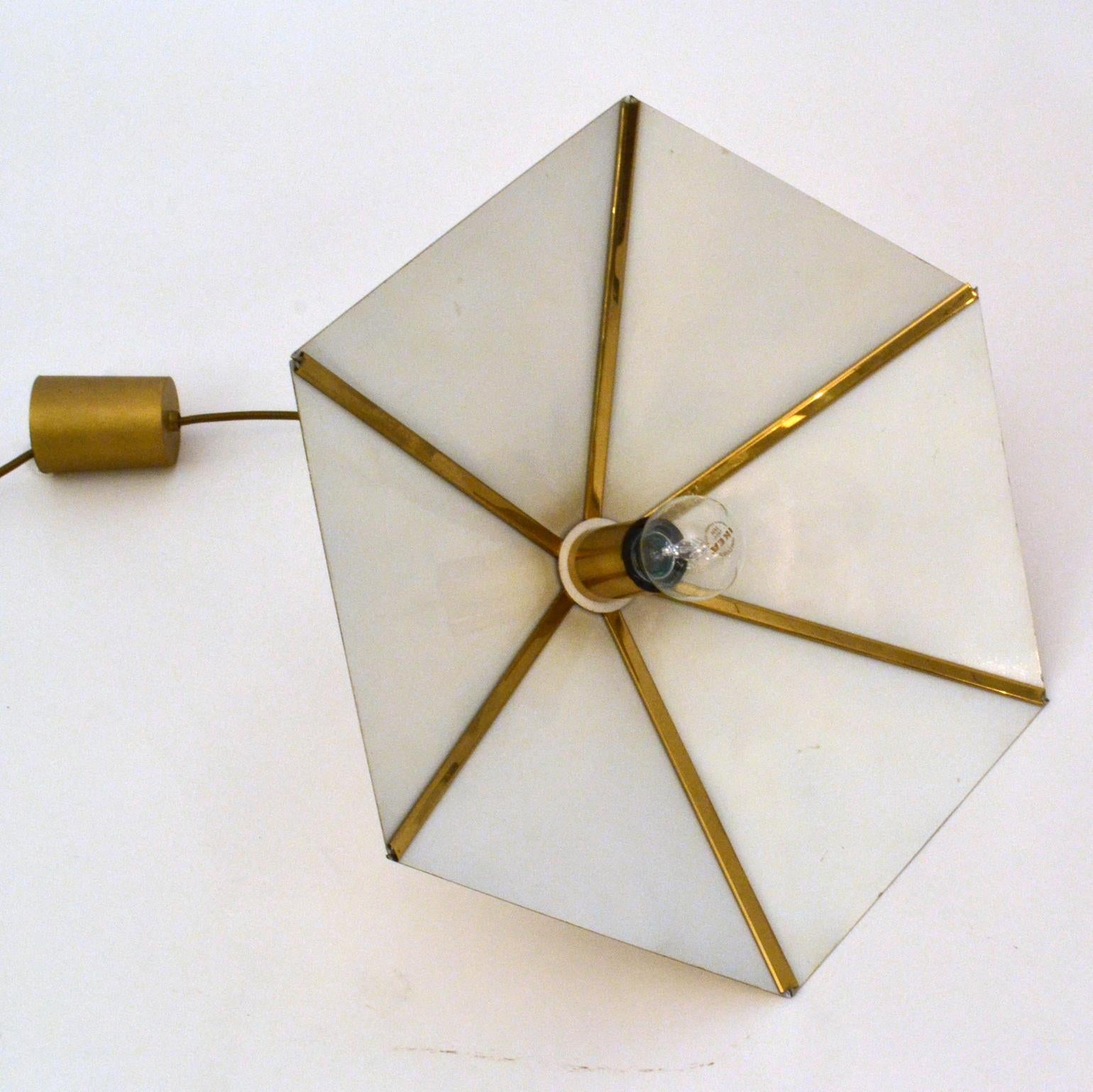 Coppia di lampade a sospensione in ottone a forma di ombrello, Belgio, anni '70 in vendita 1