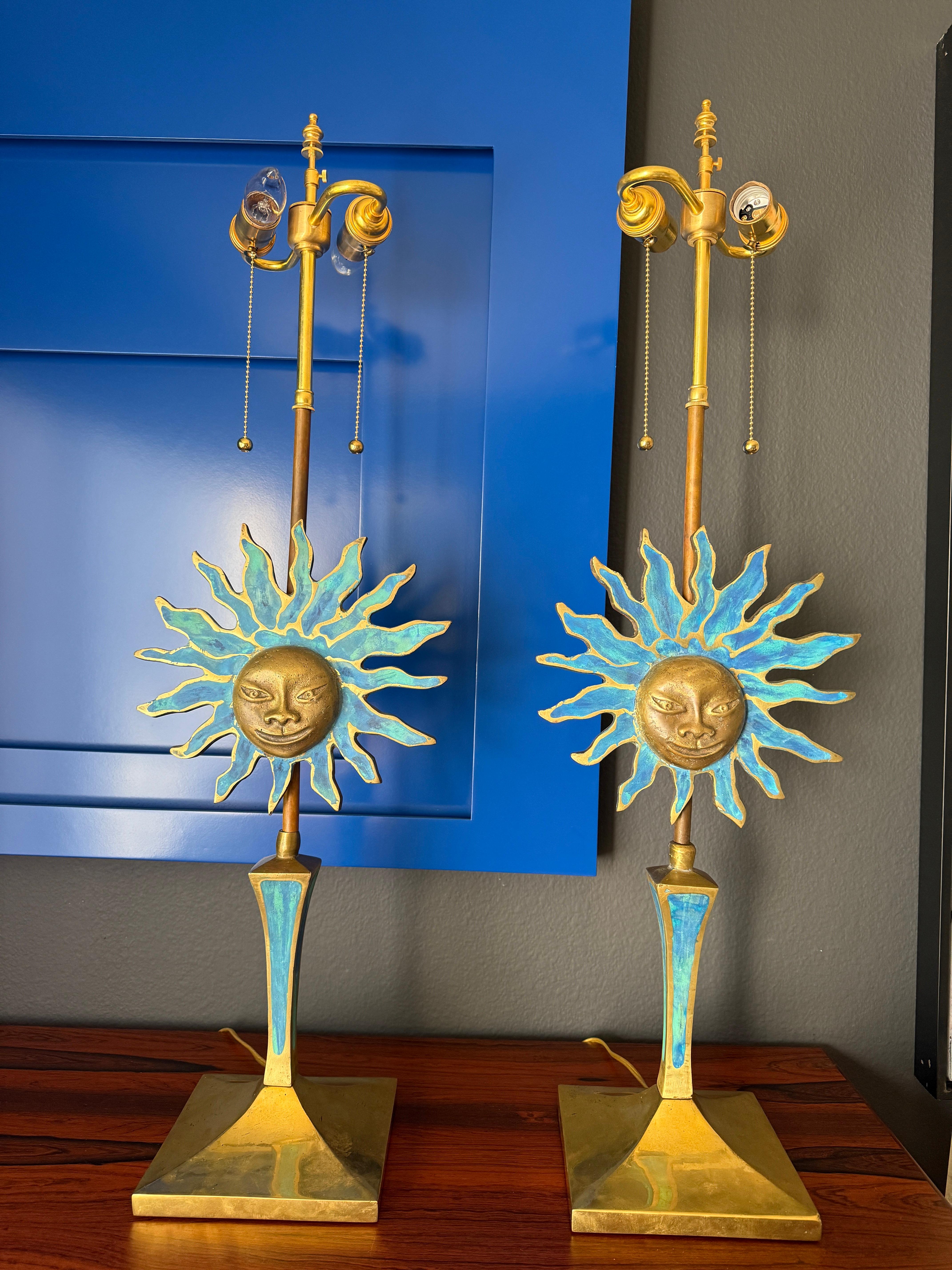 Ein Paar Sonnenlampen von Pepe Mendoza aus gegossenem und emailliertem Messing.
Keine Lampenschirme
Die Lampen wurden neu verkabelt und mit neuen, unlackierten Fassungen versehen, die mit der Zeit eine natürliche Patina bekommen.