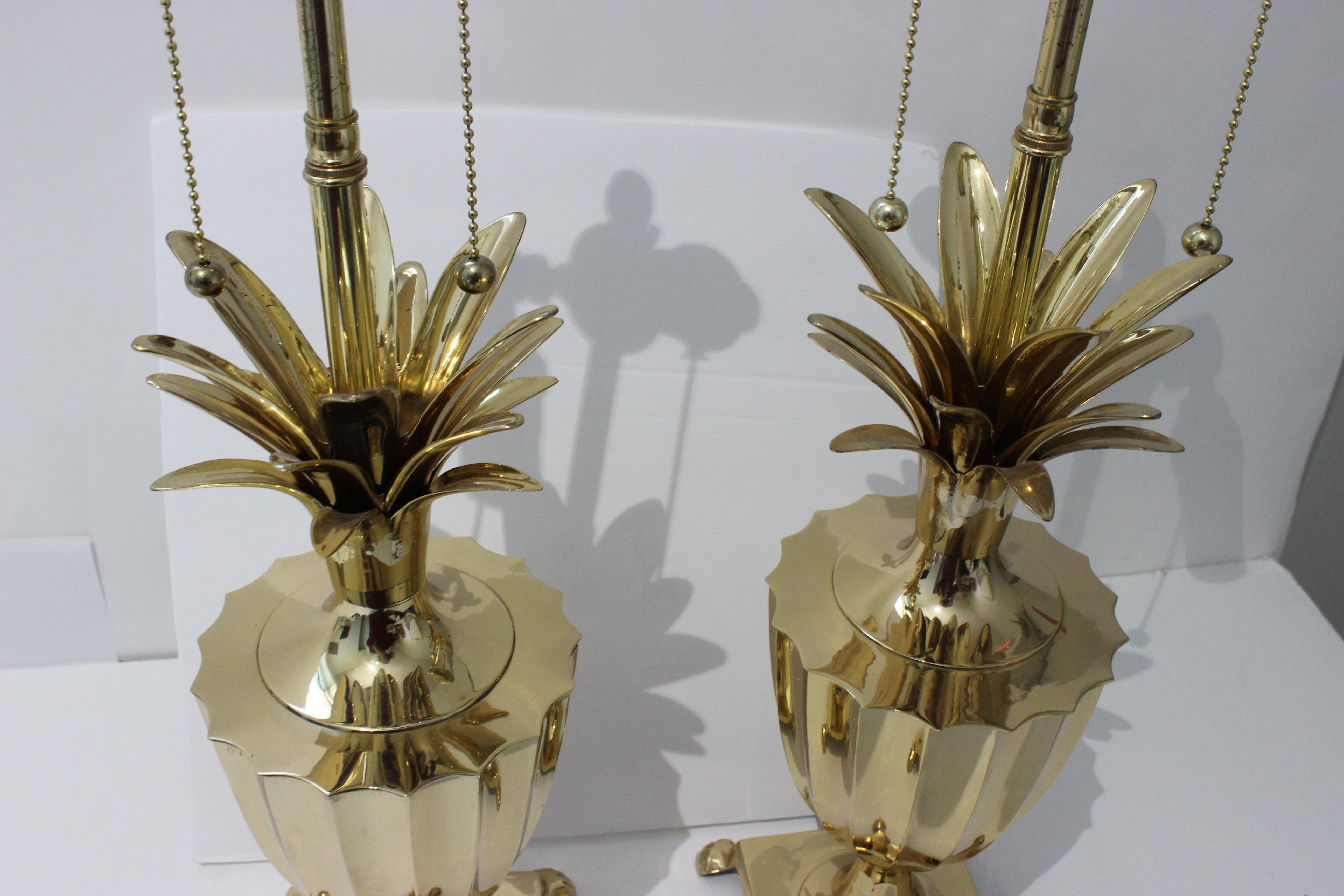 Laiton Paire de lampes en laiton en forme d'ananas en vente