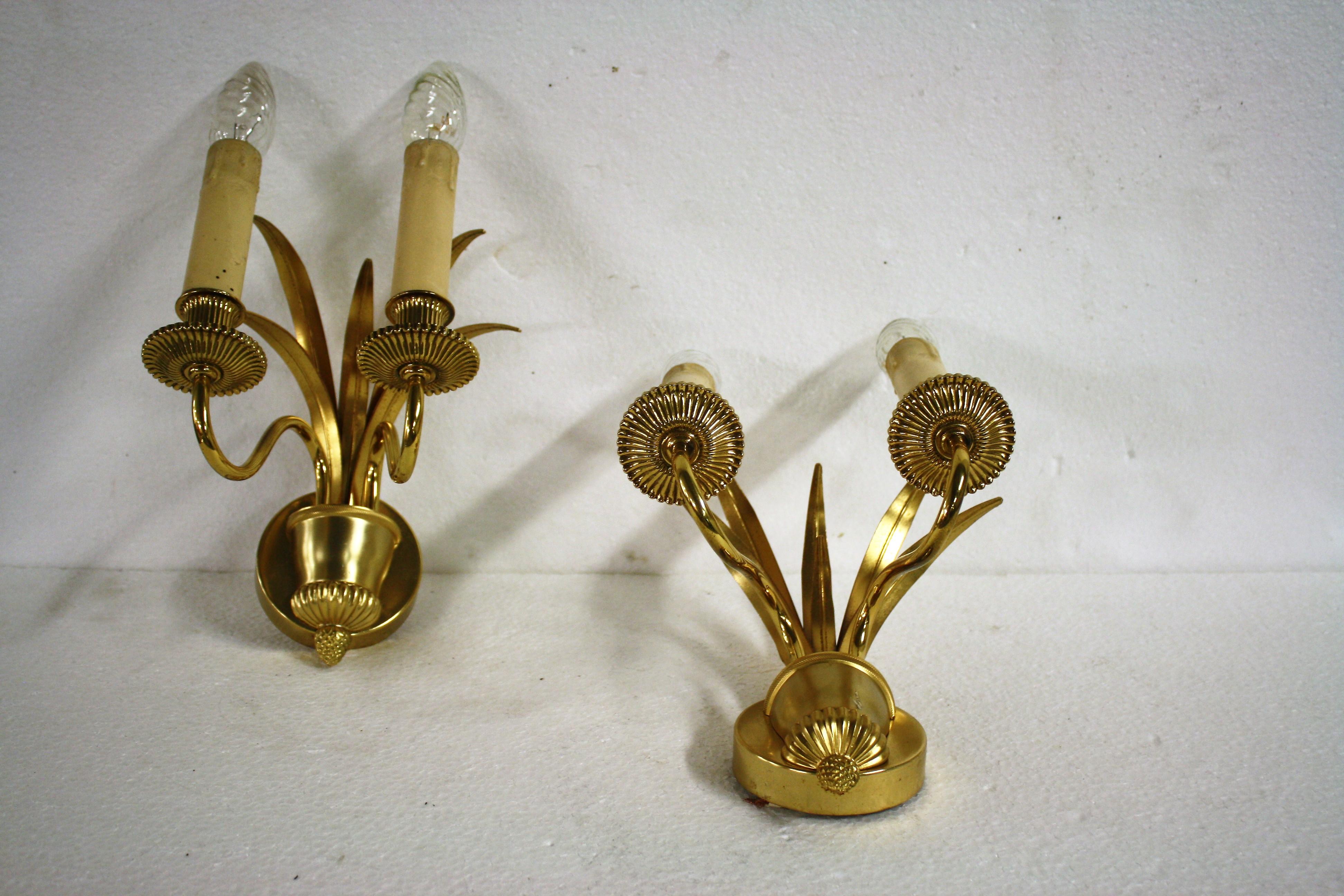 Hollywood regency brass pineapple leaf wall lamps, set of two.

Good condition, with patinated leafs.

Each wall light has two candelabras light points.

To be used with two E14 light bulbs, tested and in working condition.

1970s,