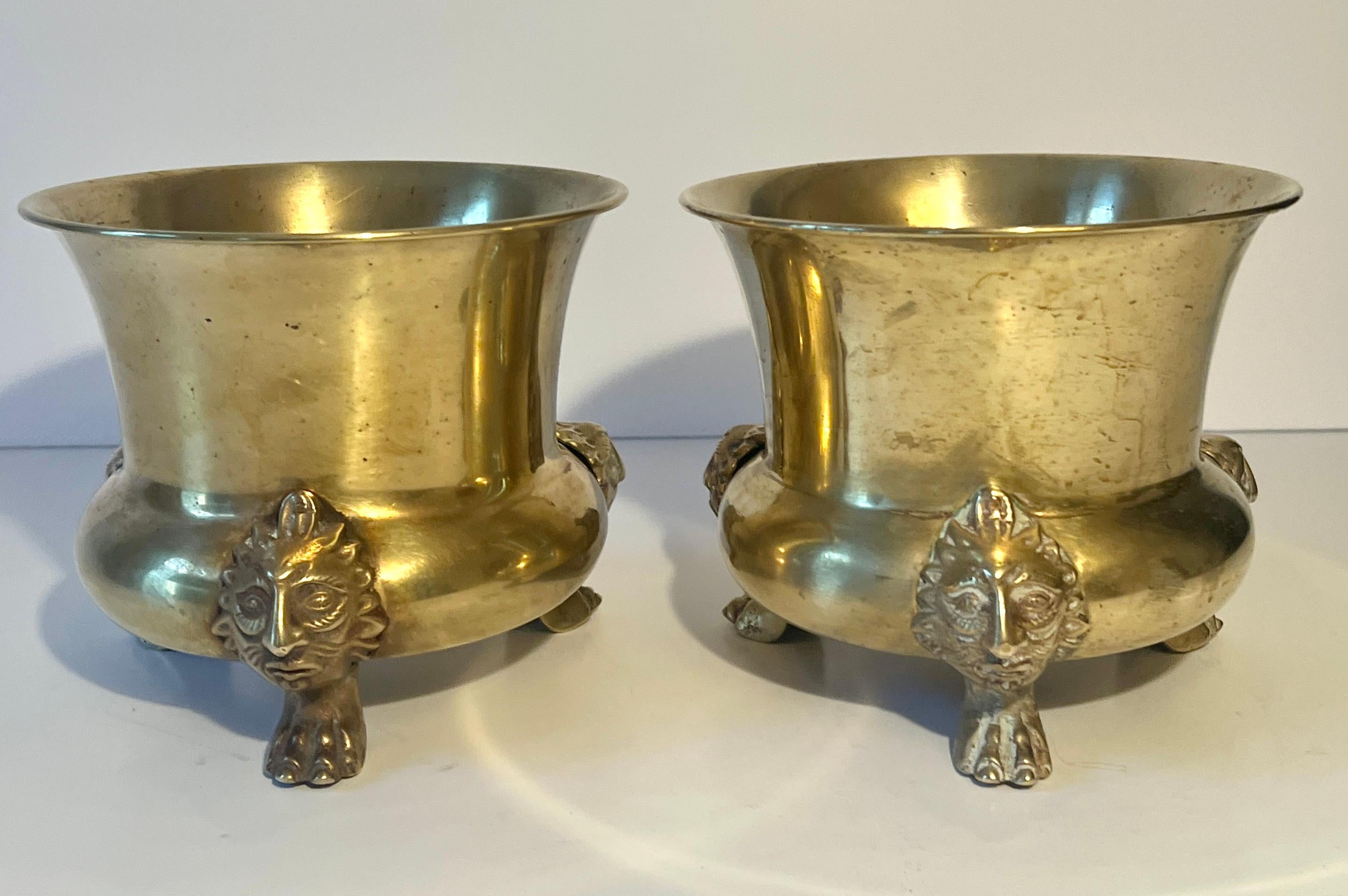 Paar Pflanzgefäße oder Blumenbänke aus Messing mit Löwentatzenfüßen (Englisch) im Angebot