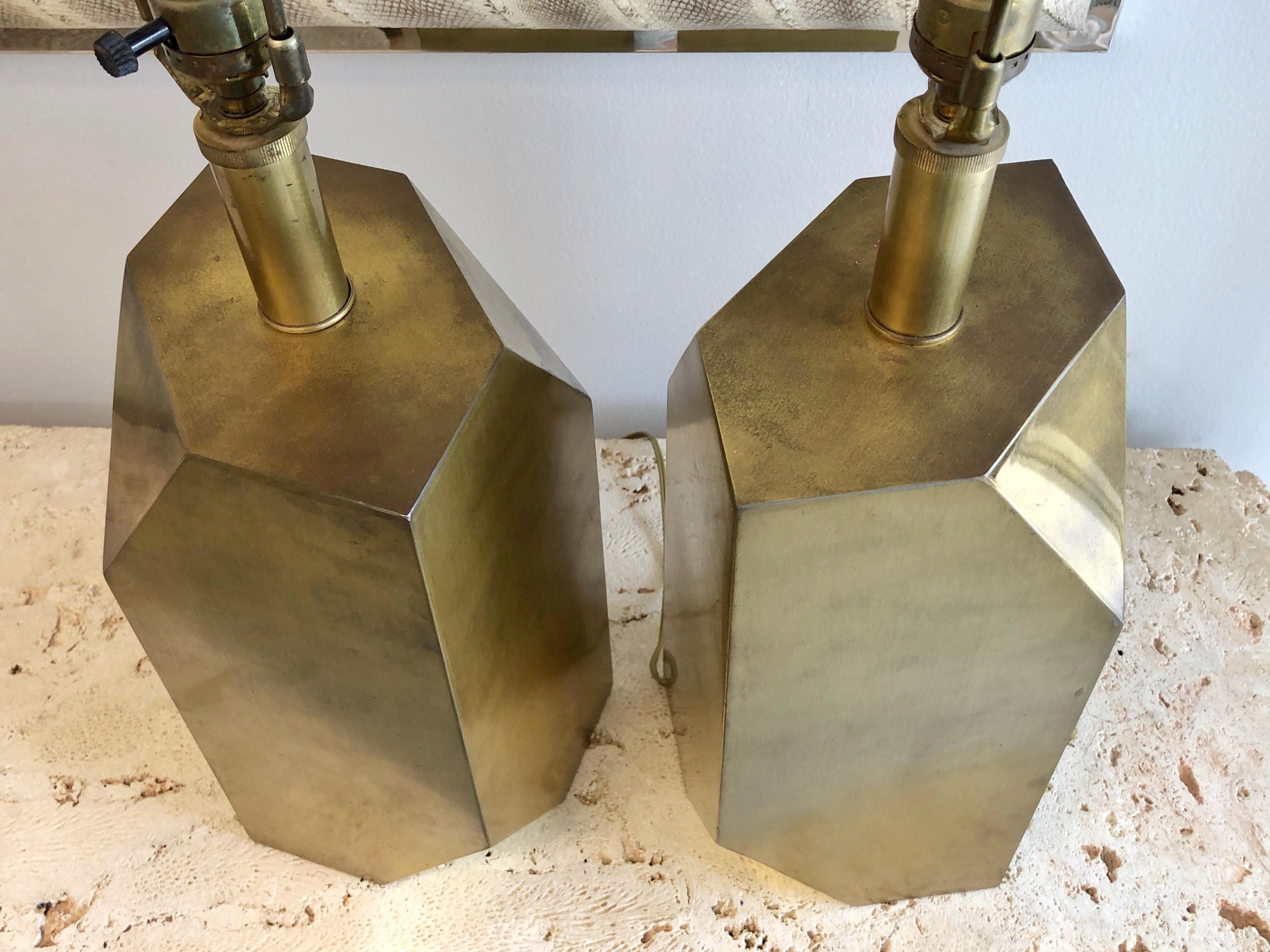 Pair of Brass Polygonal Geometric Table Lamps, 1980s In Good Condition In Miami, FL