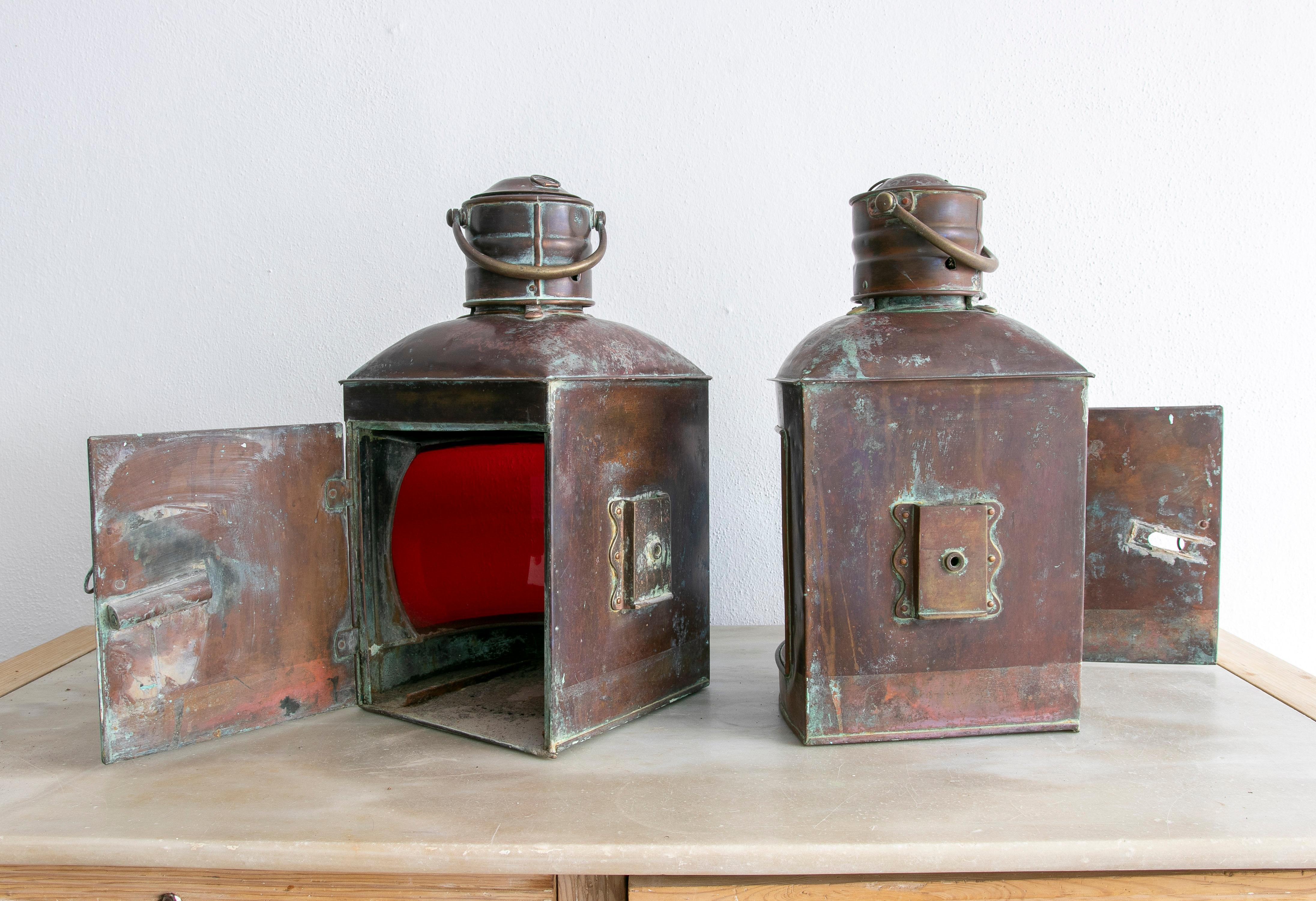 Pair of Brass Port and Starboard Ship Lanterns with Fresnel Lenses. NY, C. 1900 In Good Condition In Marbella, ES
