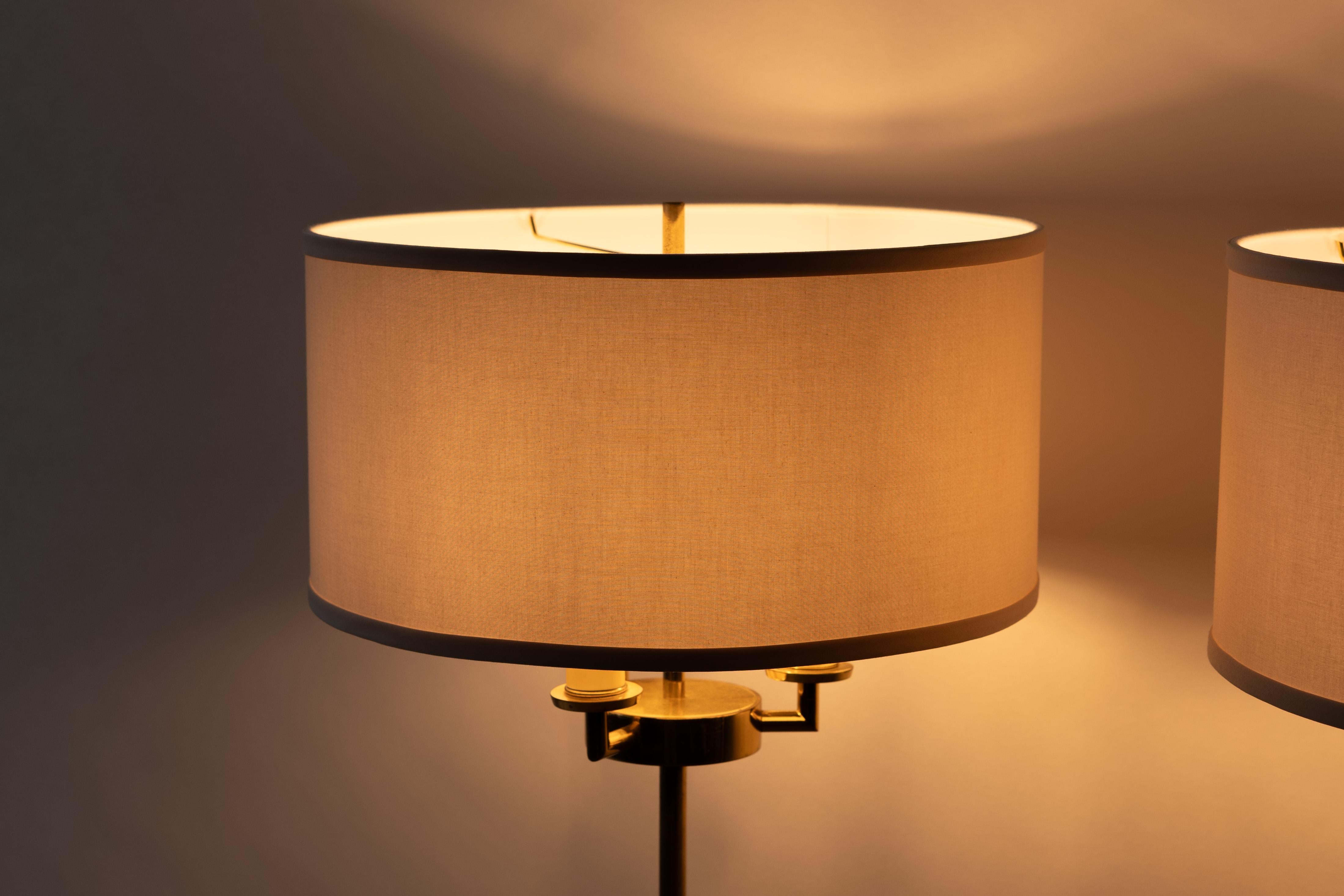 Mid-Century Modern Paire de lampadaires Robsjohn-Gibbings en laiton en vente