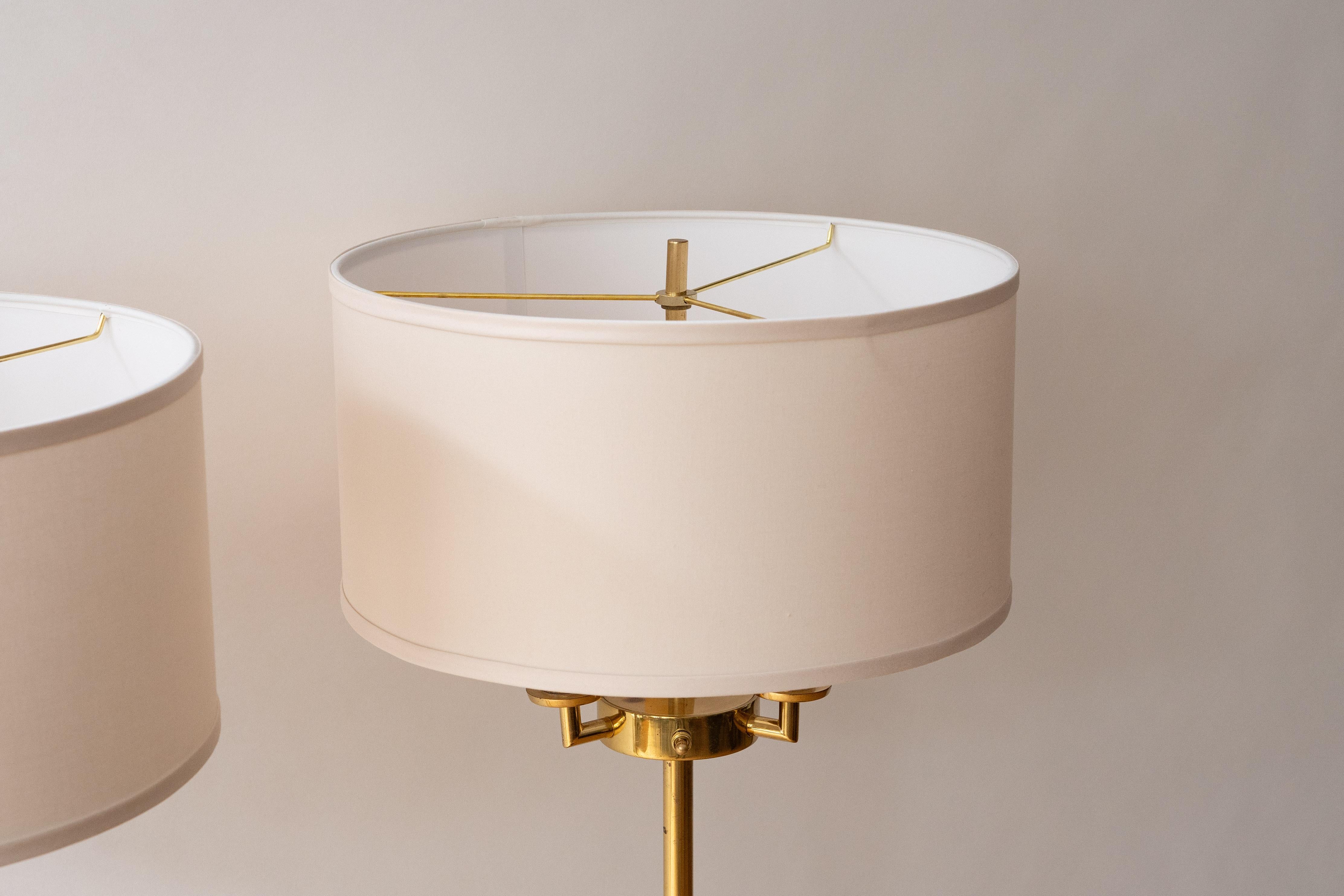 Milieu du XXe siècle Paire de lampadaires Robsjohn-Gibbings en laiton en vente