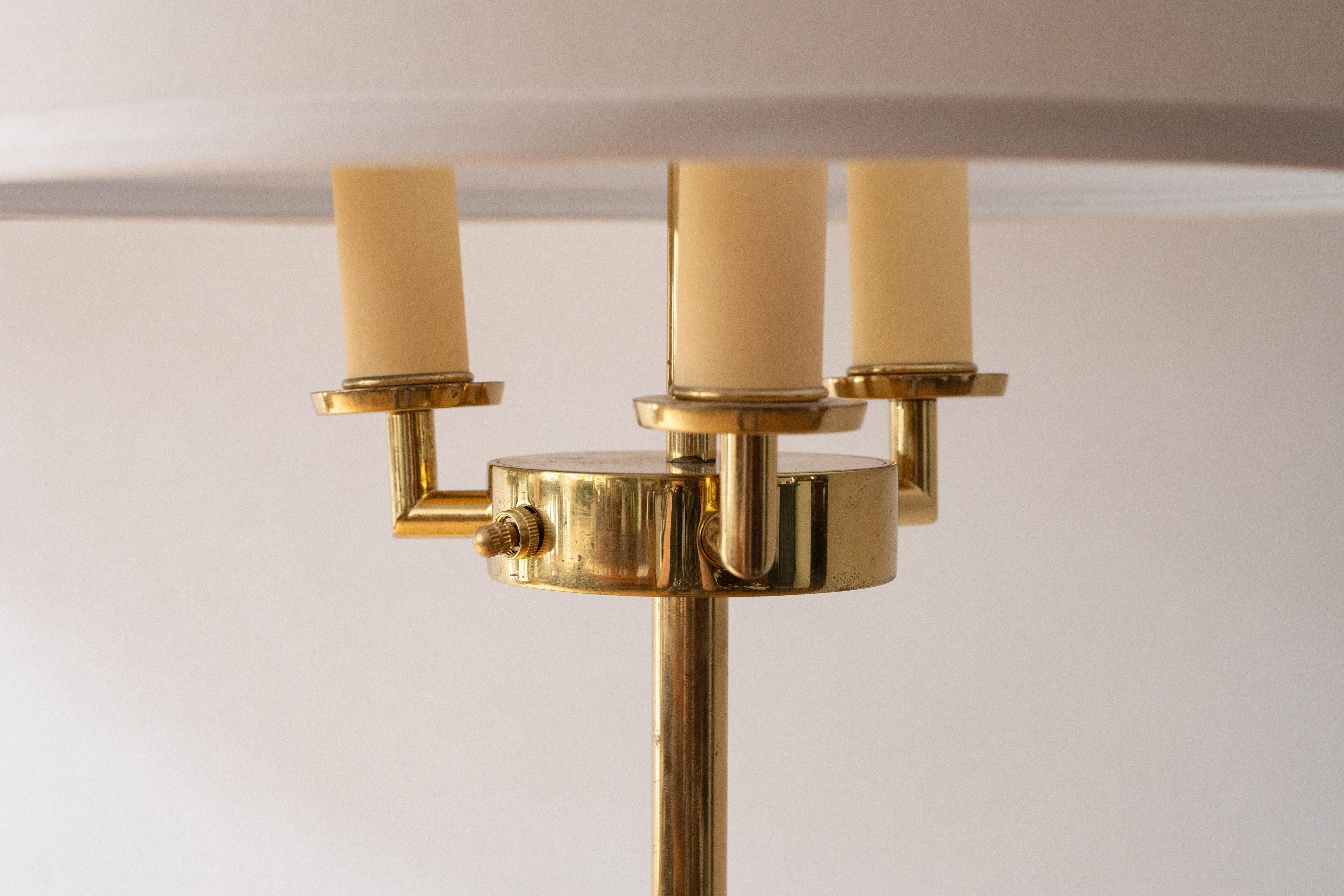 Laiton Paire de lampadaires Robsjohn-Gibbings en laiton en vente