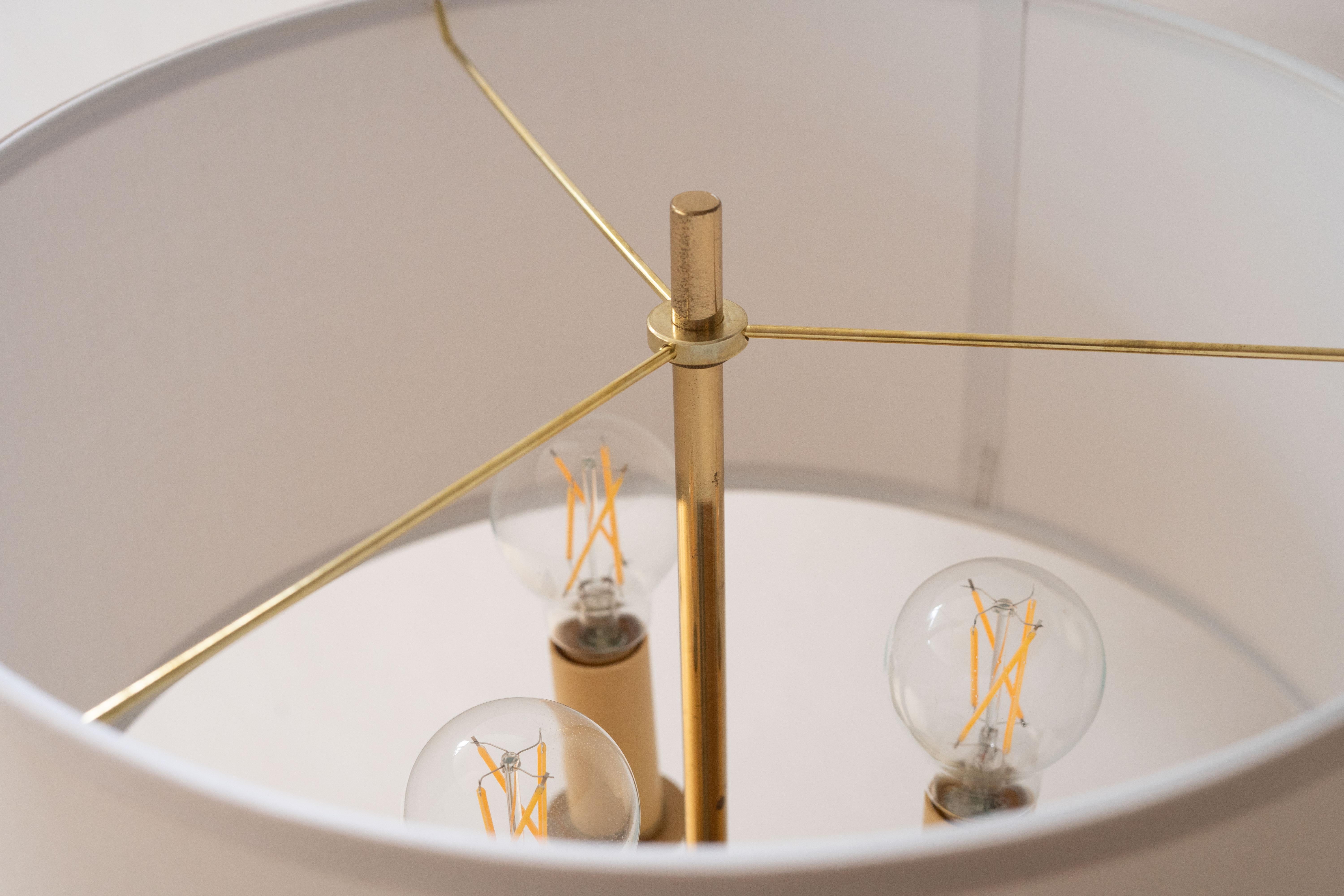 Paire de lampadaires Robsjohn-Gibbings en laiton en vente 1