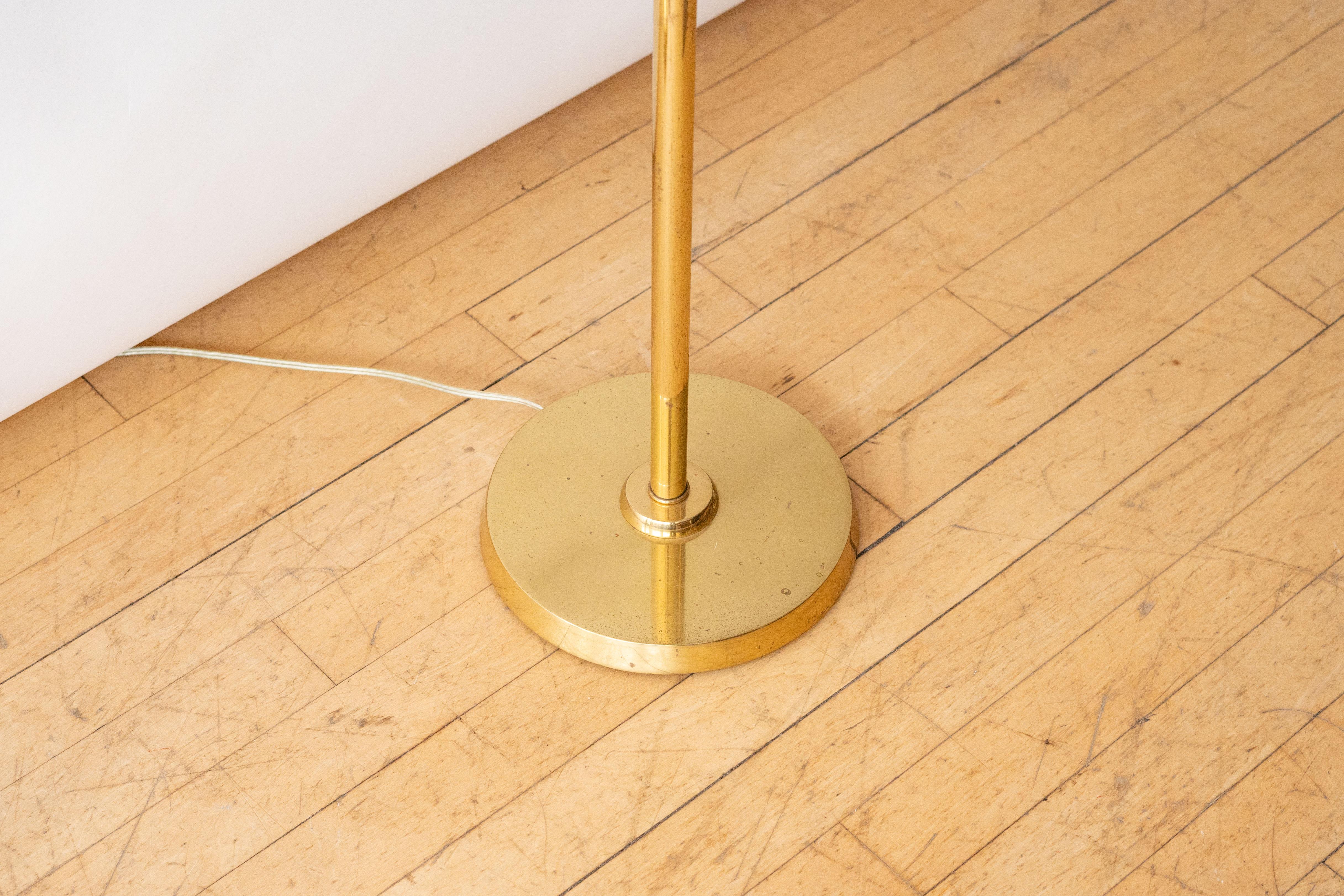 Paire de lampadaires Robsjohn-Gibbings en laiton en vente 2