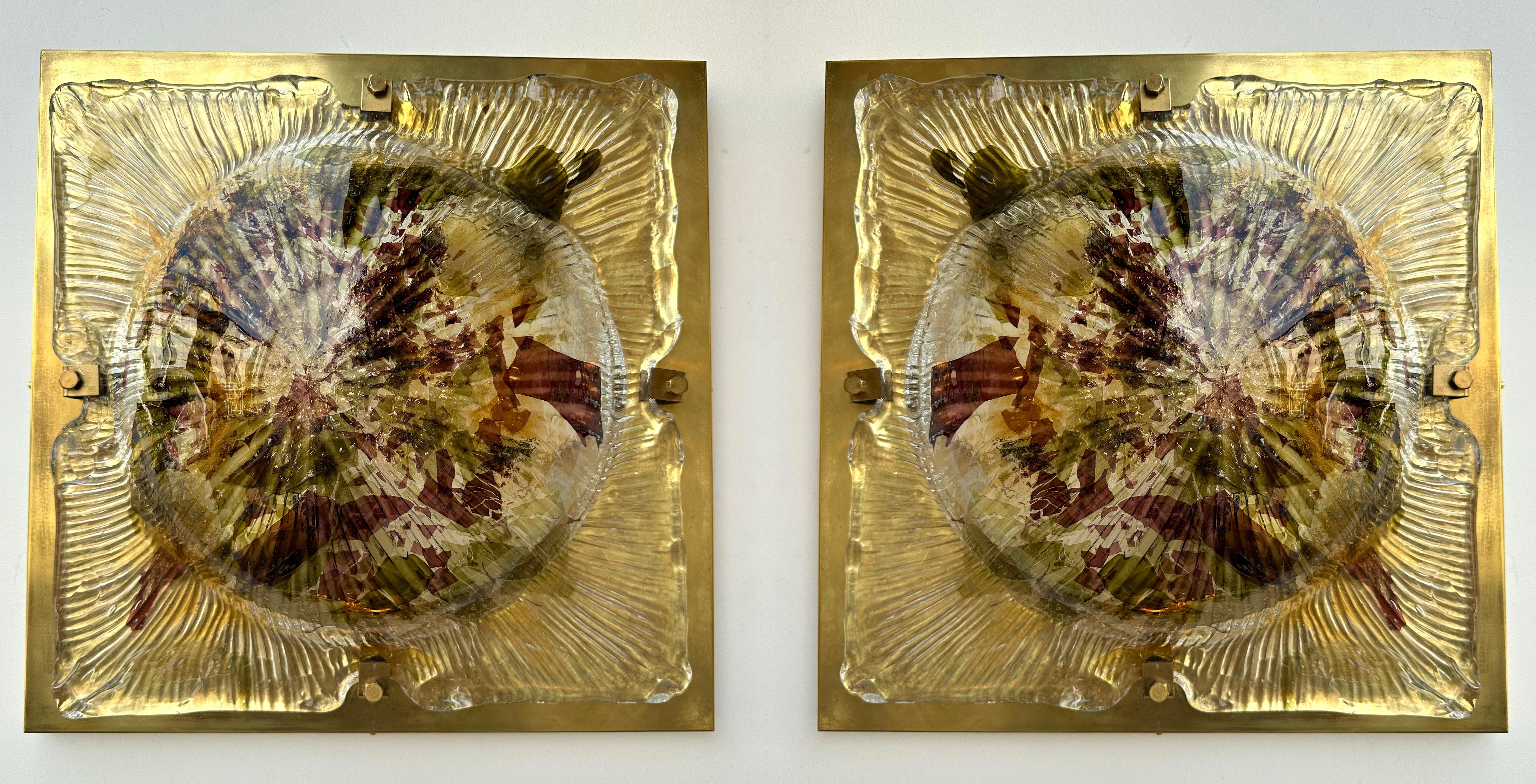 Paire d'appliques murales en laiton du milieu du siècle dernier, appliques lumineuses ou encastrées, design italien attribué à la manufacture La Murrina. Verre soufflé texturé de Murano. Des fabricants célèbres comme Venini, Vistosi, Mazzega,