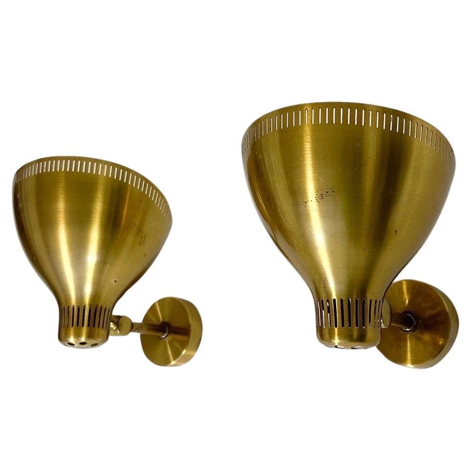Rare pair wall lights, attributed to Hans Bergström and produced in Sweden by ASEA in the 1950s.

Solid brass with a beautiful patina and cut-out pattern along the rim, angle adjustable shades, can be mounted looking up or down.

Both marked ‚ASEA‘