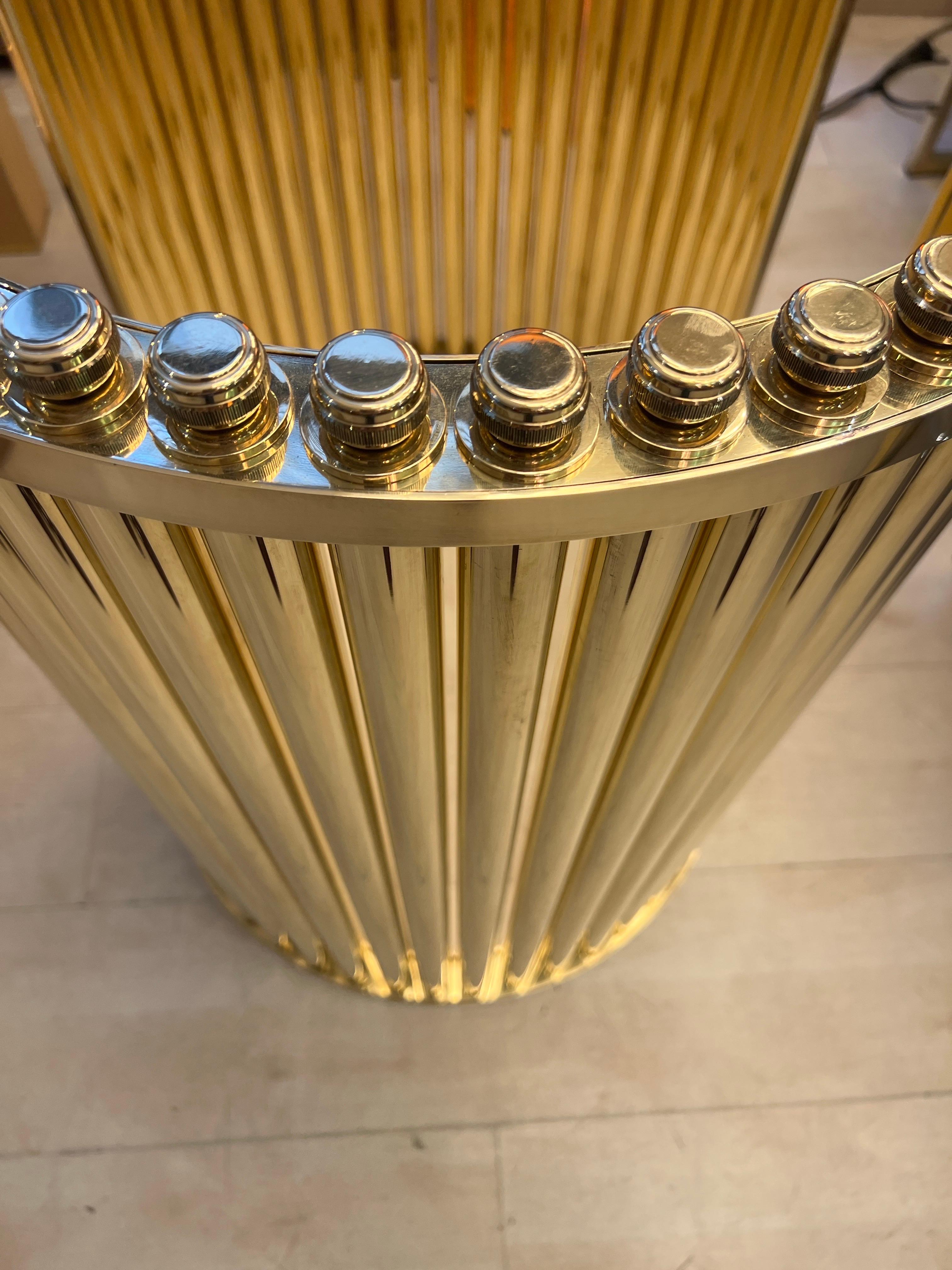 Coppia di basi da tavolo o console semicircolari in ottone, 1980 in vendita 3