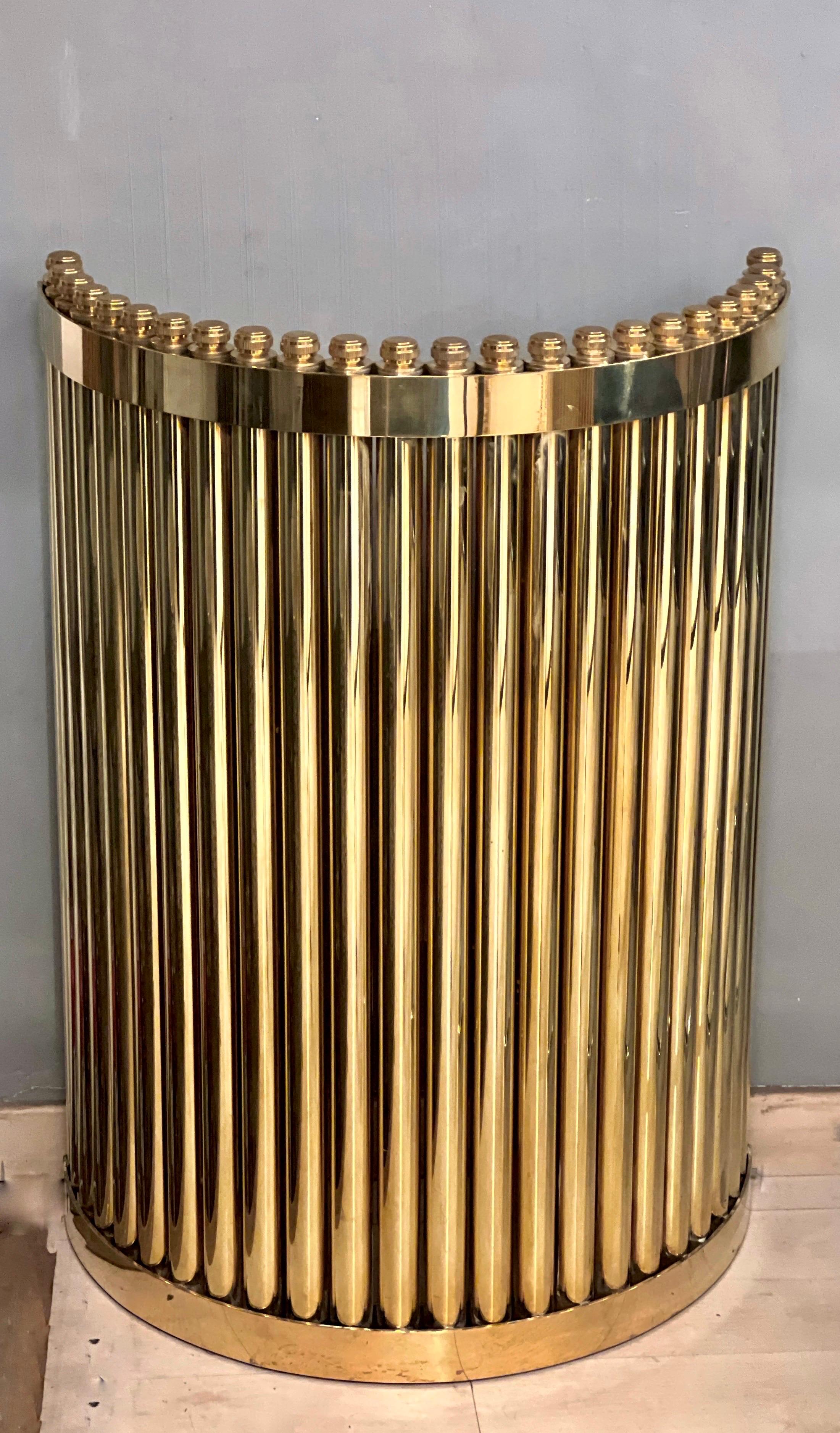 Coppia di basi da tavolo o consolle semicircolari in ottone. I basamenti sono costituiti da una moltitudine di tubi di ottone fissati in un unico blocco semicircolare. Sono pesanti e hanno un sapore industriale.
Possono essere utilizzati come basi