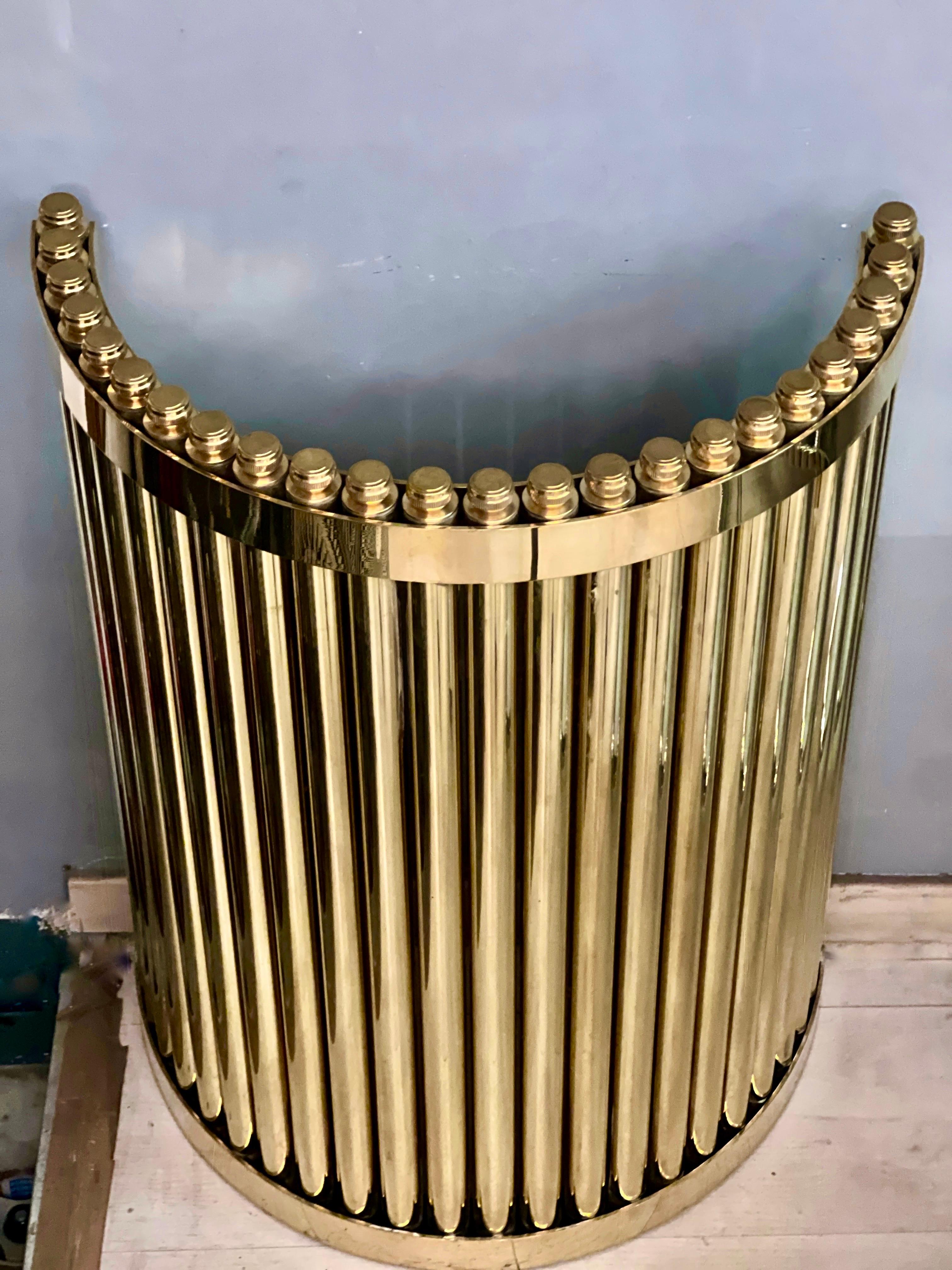 Italiano Coppia di basi da tavolo o console semicircolari in ottone, 1980 in vendita