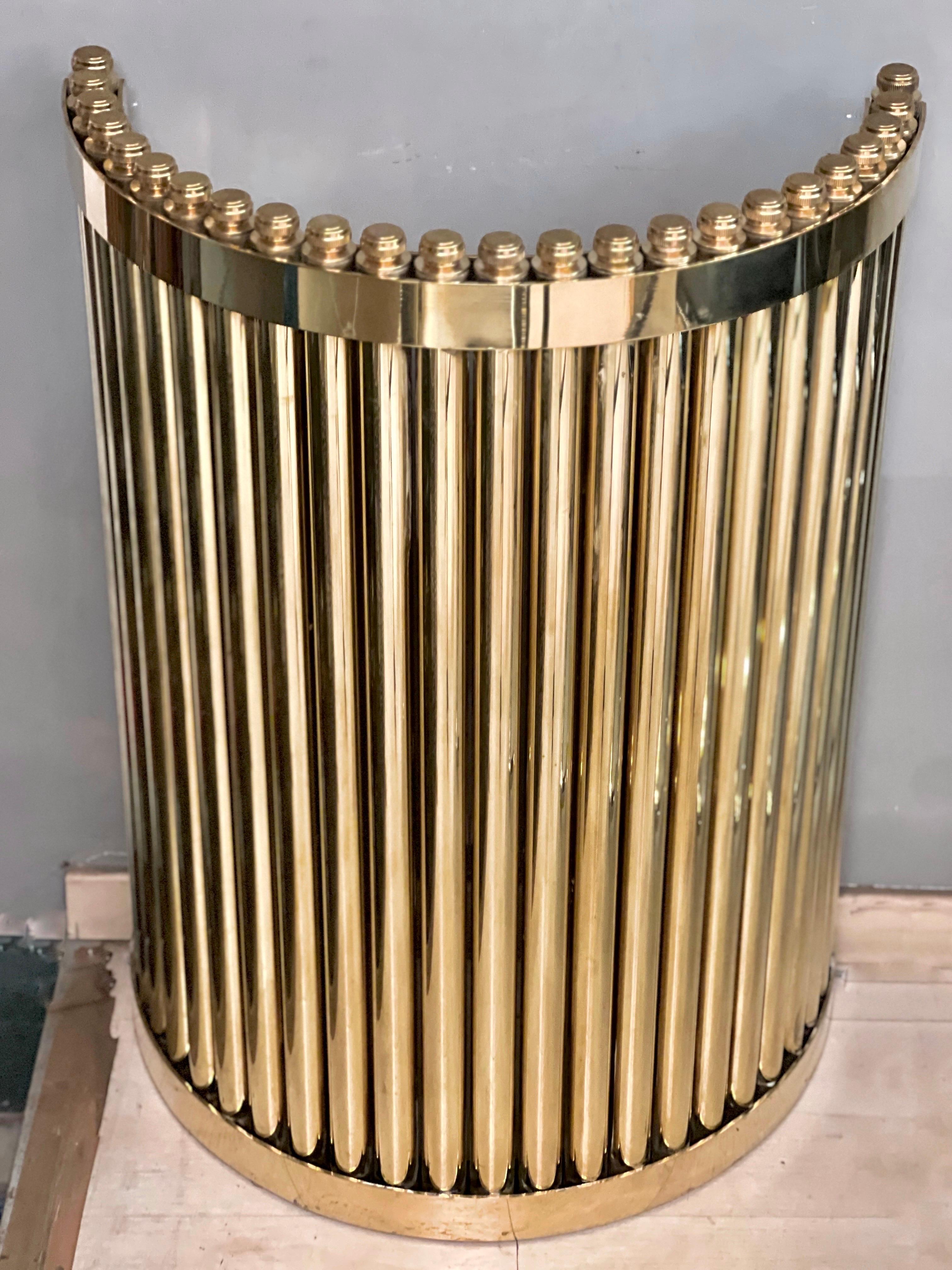 Fine XX secolo Coppia di basi da tavolo o console semicircolari in ottone, 1980 in vendita