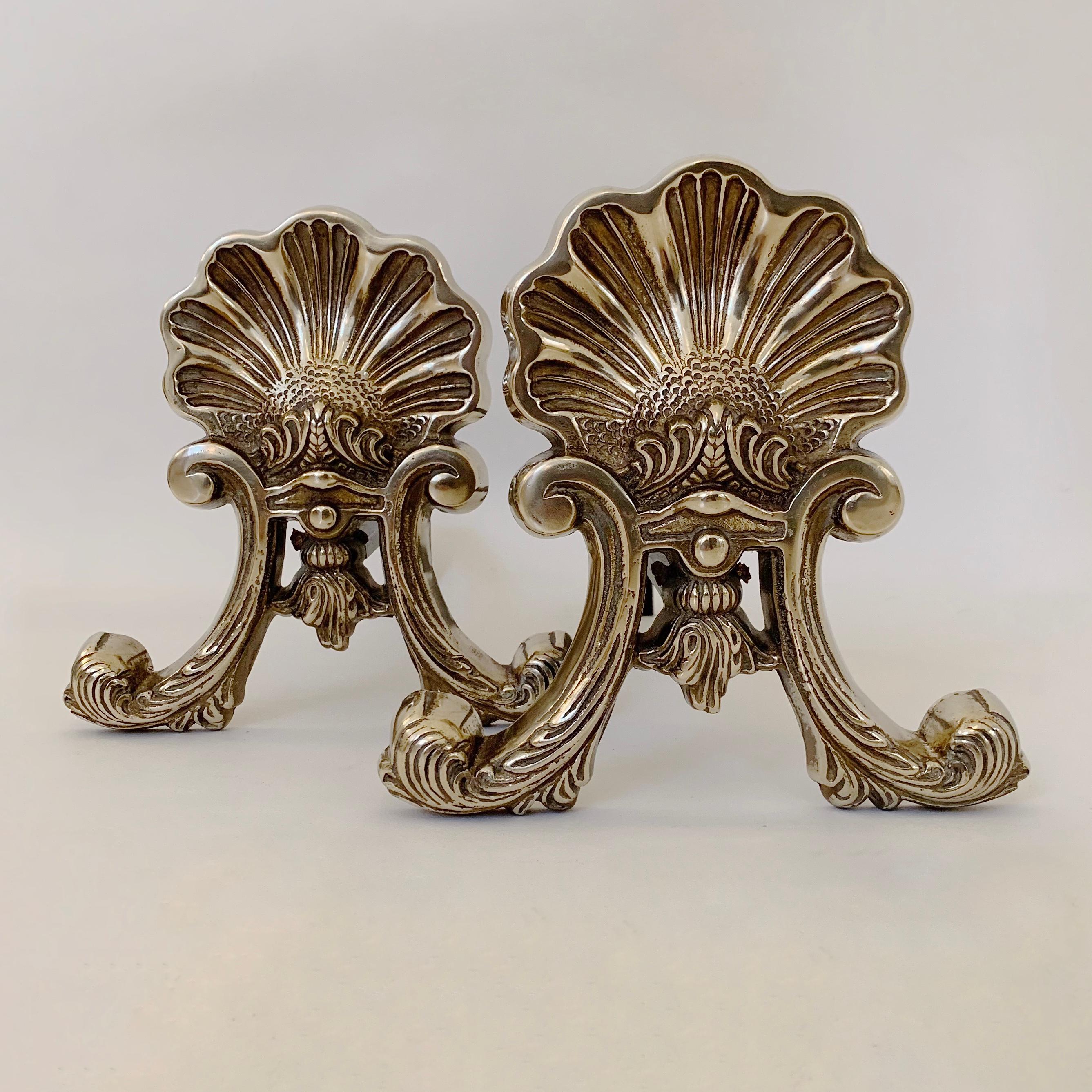 Pair of Brass Shell Andirons, circa 1900, France. In Good Condition For Sale In Brussels, BE