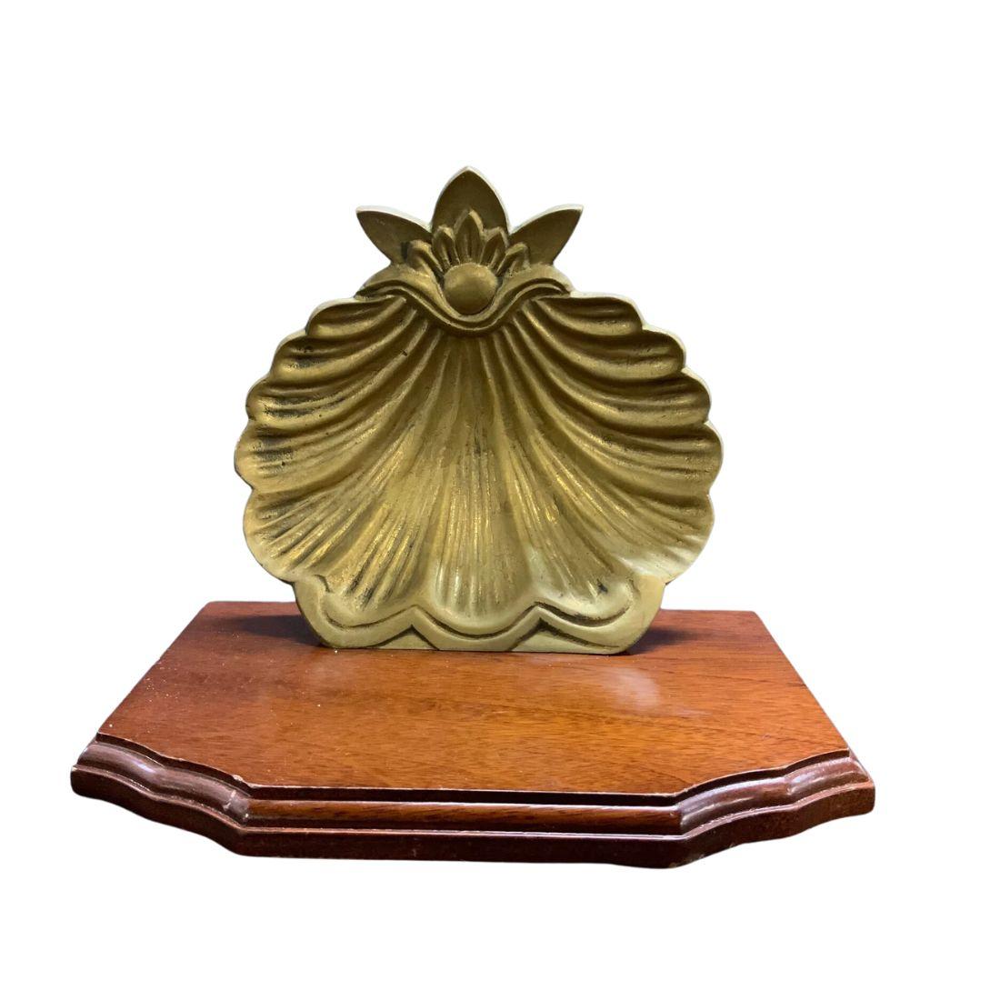 Queste staffe da parete sono caratterizzate da un design in rilievo a forma di conchiglia smerlata in ottone, che aggiunge un tocco di fascino costiero o classico a qualsiasi interno. I dettagli in ottone, con il loro intricato motivo a conchiglia,