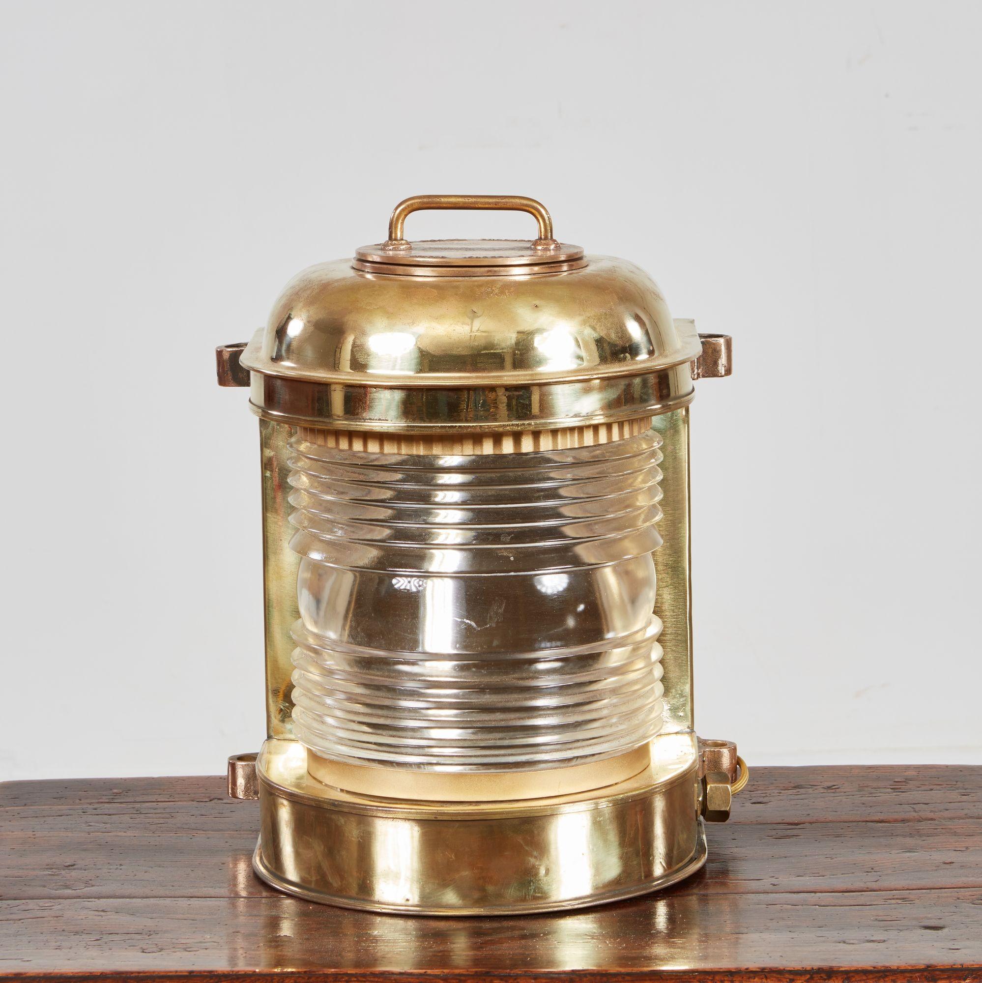 Coppia di fanali da nave in ottone di grandi dimensioni di forma semicircolare con coperture a cupola e ferramenta per il montaggio su palo e lenti originali in vetro fresnel, ora cablate per lampadine moderne, con supporti da parete in ferro