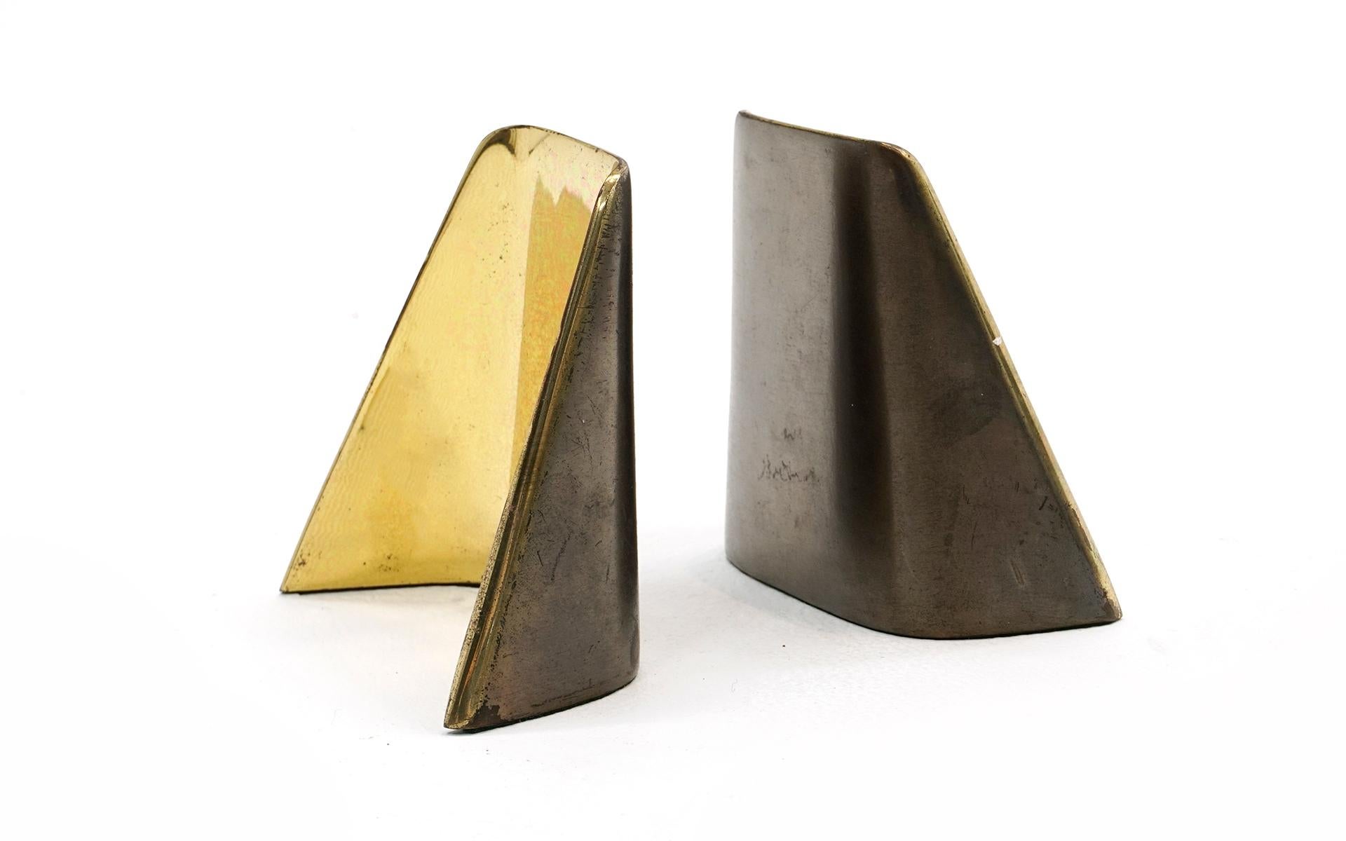 Pair of Ben Seibel bookends. Polished brass on one side and patinated brass on the other. Very good condition with very few signs of wear. Ready to use.