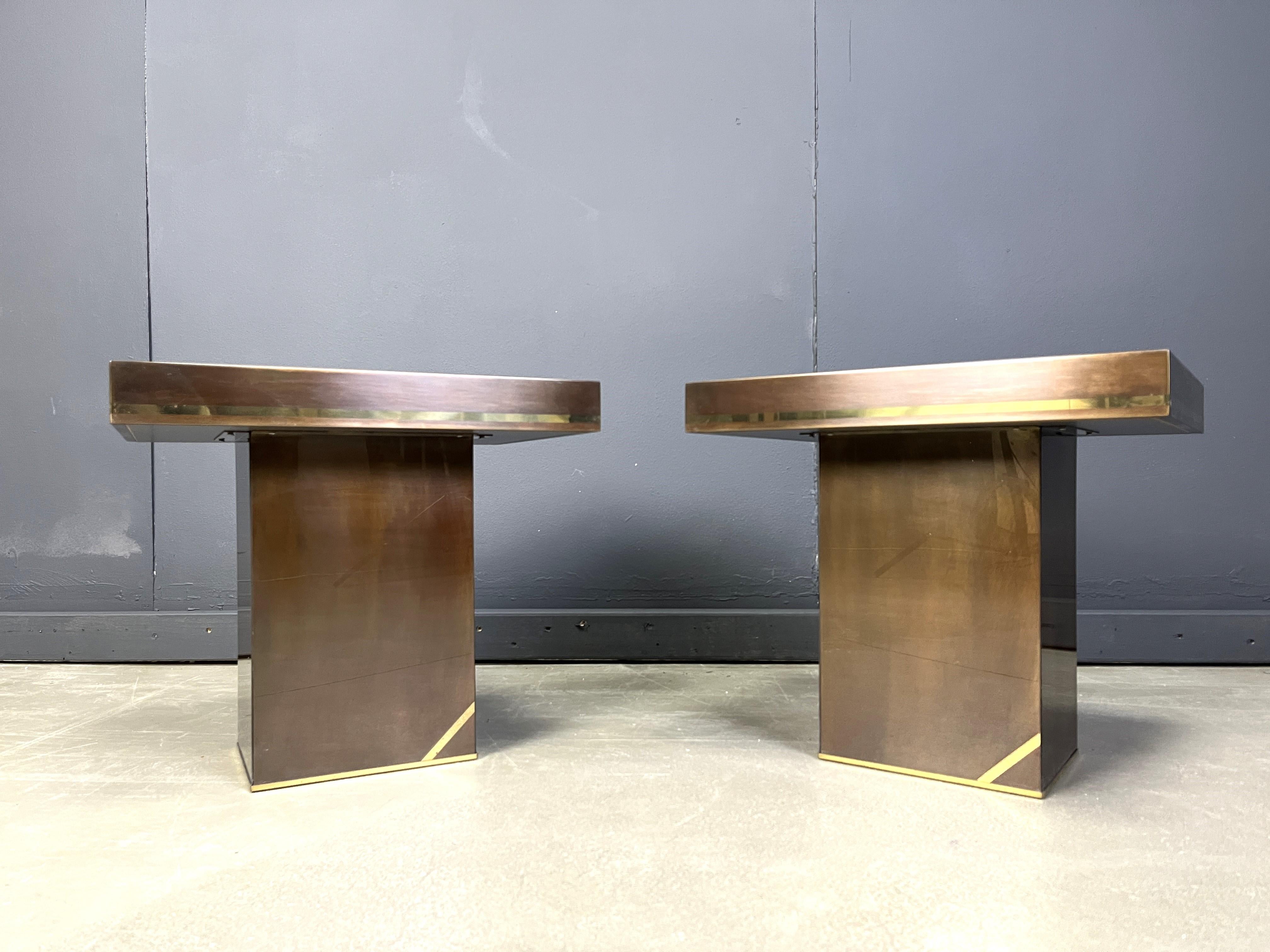 
Paire de tables basses ou tables d'appoint en laiton de haute qualité par belgochrom.

Plateaux en verre miroité bronze.

Très bon état avec une belle patine

Années 1970 - Belgique

Dimensions
Hauteur : 45cm
Largeur : 50cm
Profondeur : 40cm

Réf.