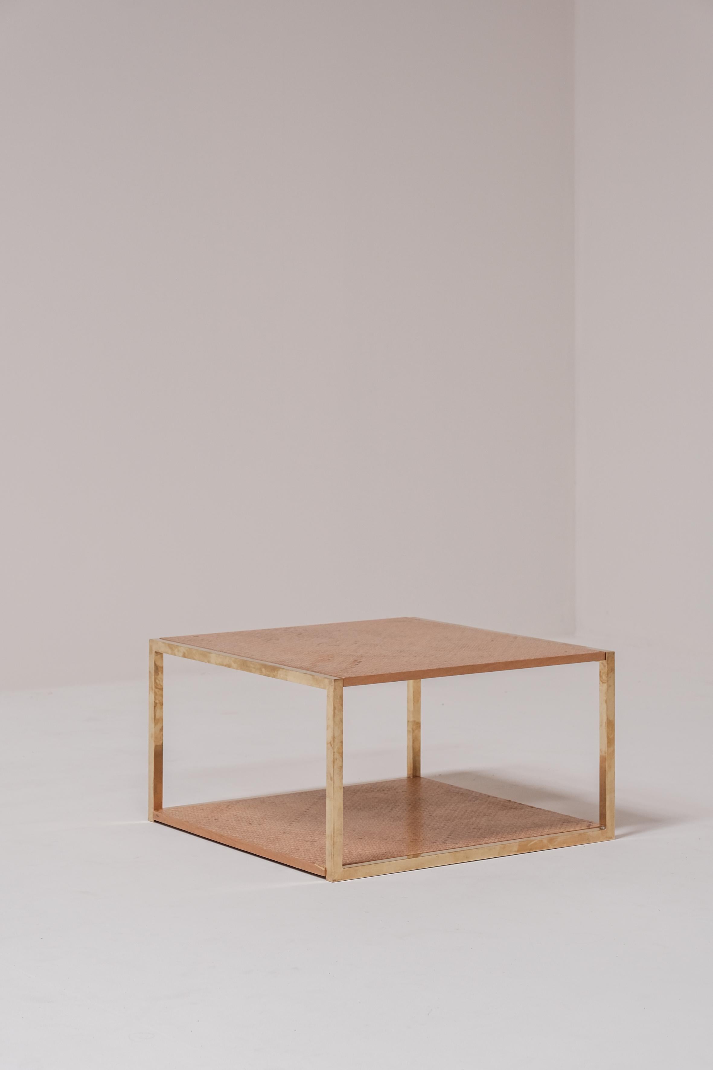 Superbe paire de tables d'appoint en laiton  Fabriqué en Italie dans les années 1970. 

Cadre en laiton et bois avec motif en nid d'abeille. 