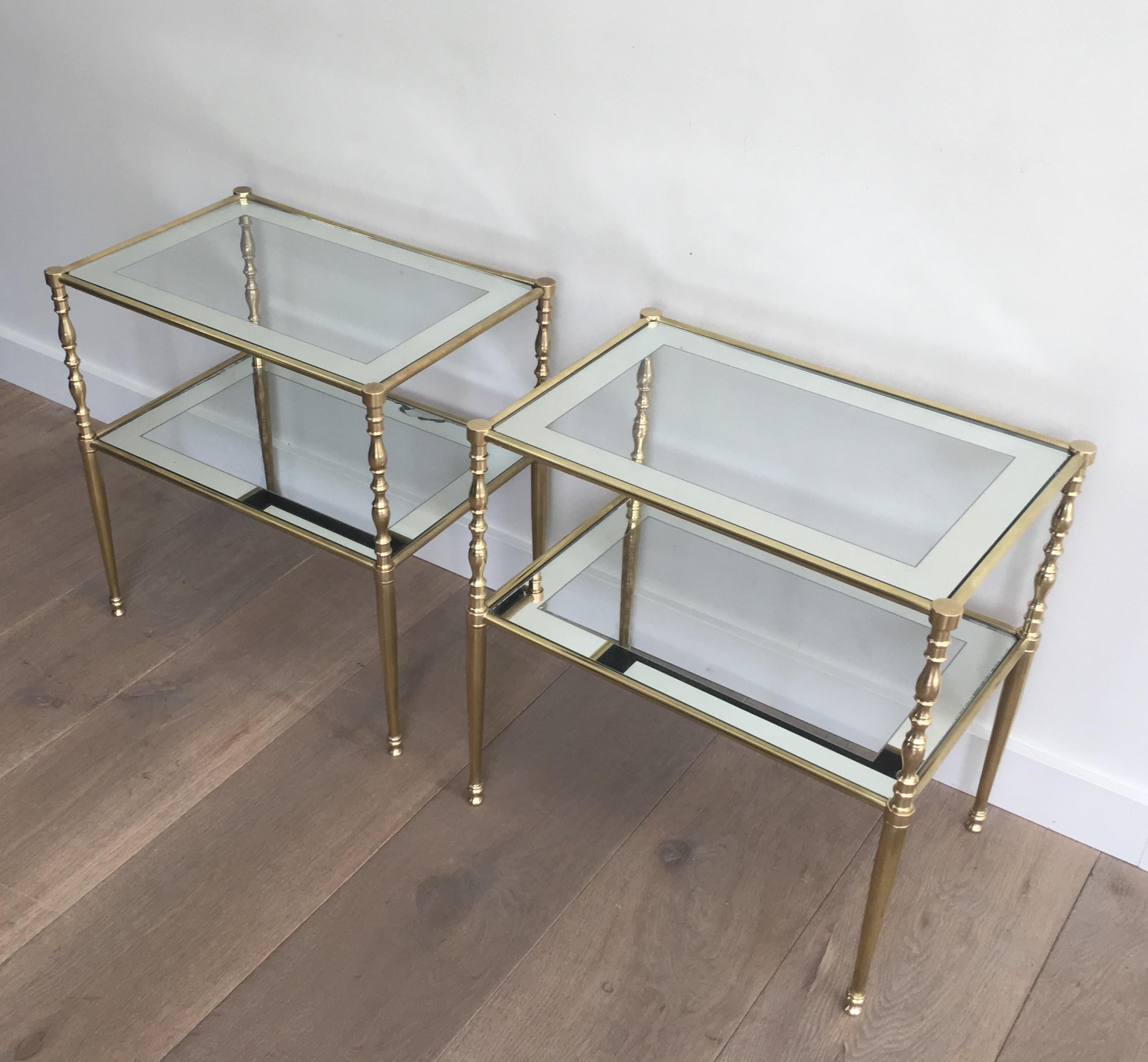 Pair of Brass Side Tables with Clear Glass Shelves Surrounded by Silvered Mirror In Good Condition In Marcq-en-Barœul, Hauts-de-France