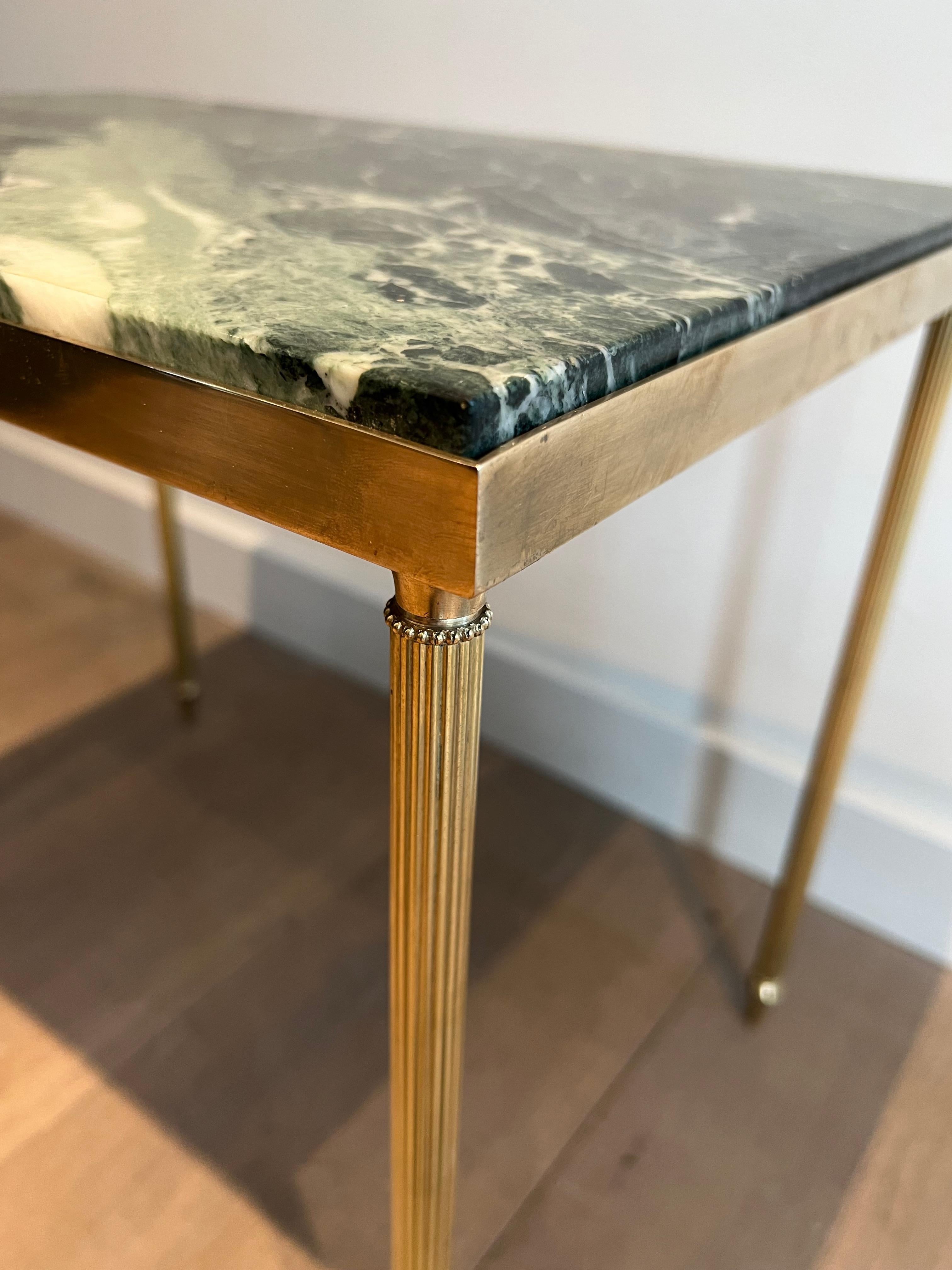Paire de tables d'appoint en laiton avec plateau en marbre vert dans le style de la Maison Jansen 3
