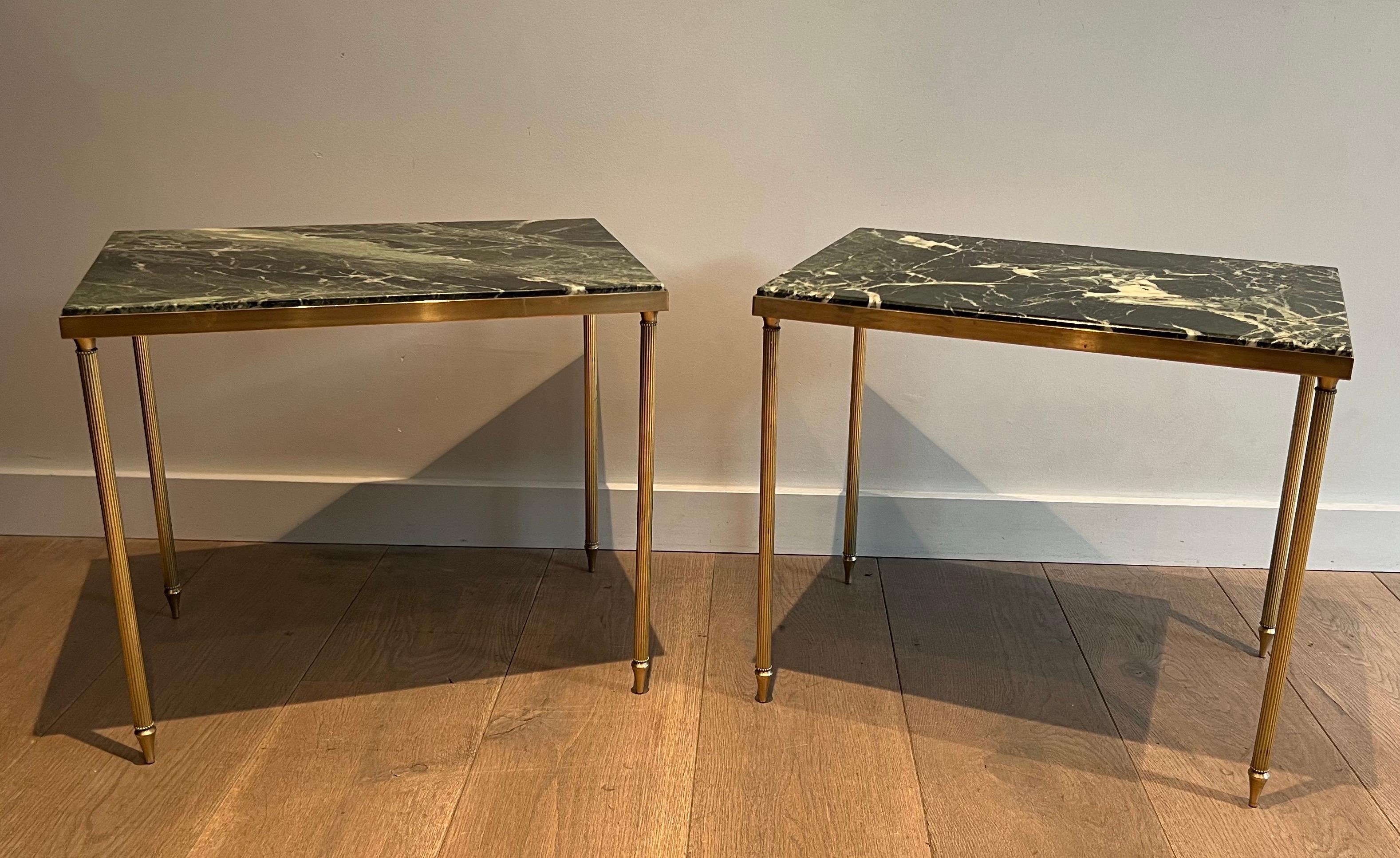 Paire de tables d'appoint en laiton avec plateau en marbre vert dans le style de la Maison Jansen 8