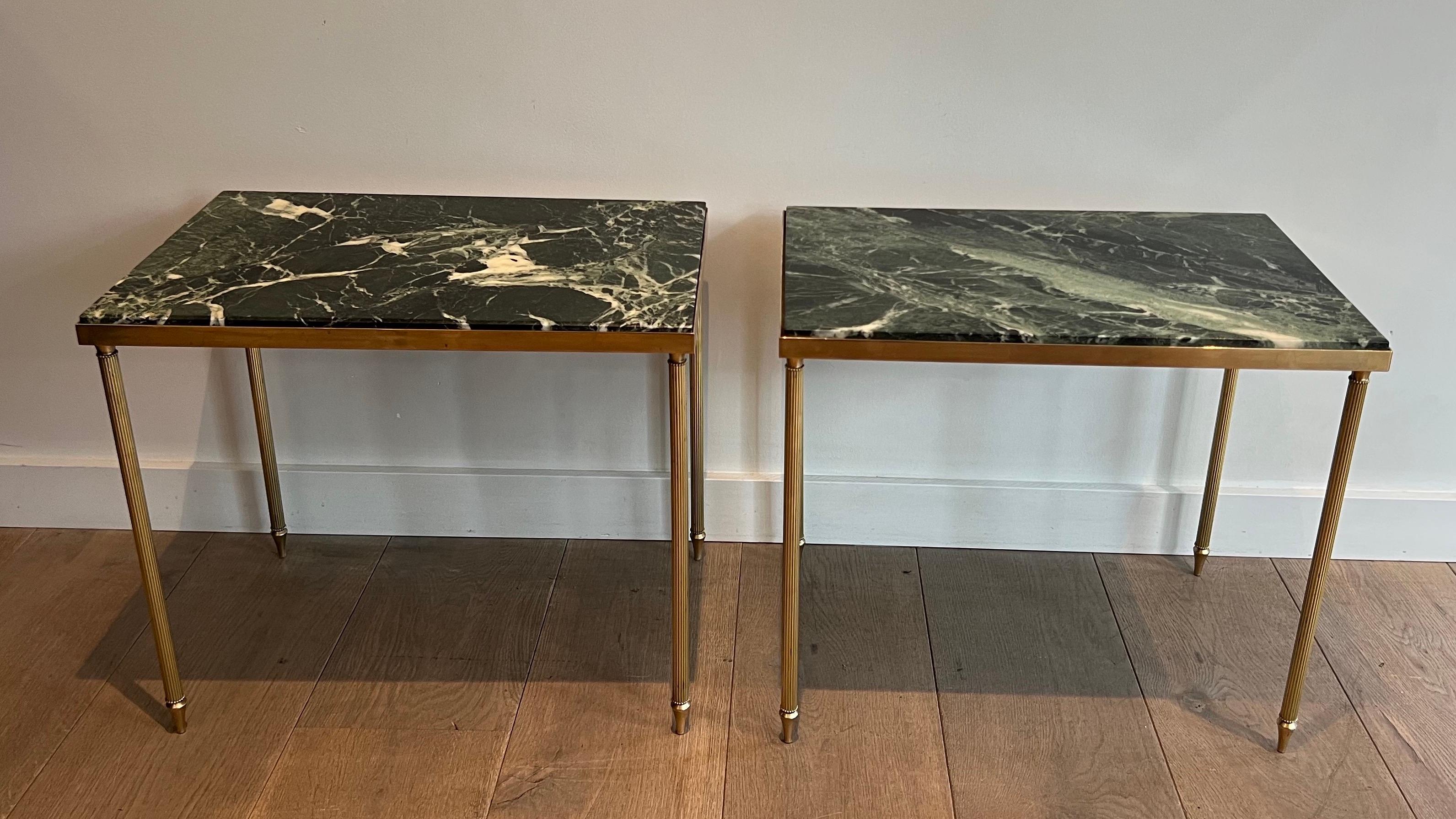Paire de tables d'appoint en laiton avec plateau en marbre vert dans le style de la Maison Jansen 9